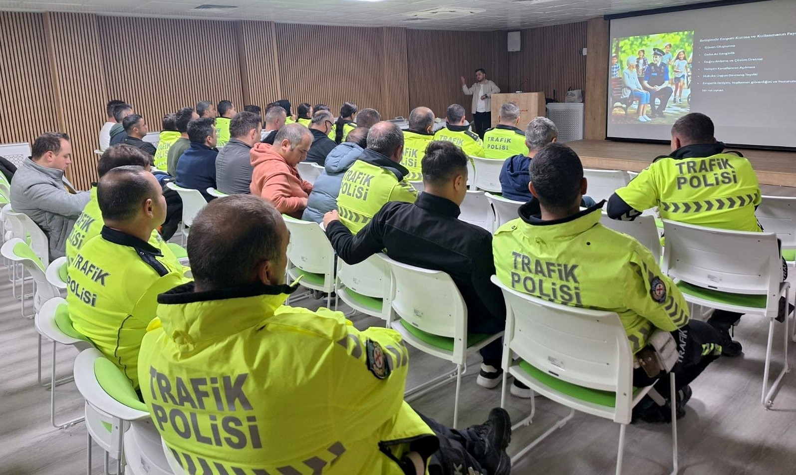 Trafik ekiplerine etkili iletişim semineri
