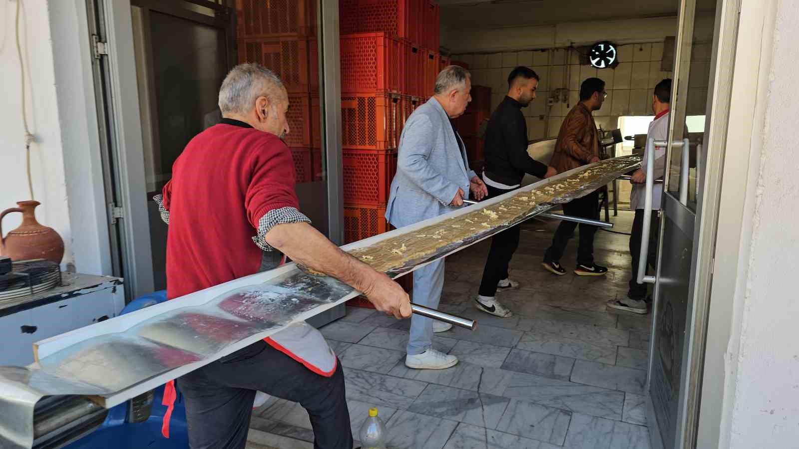 Üniversite heyecanı yaşayan gençlere 6 buçuk metrelik pideyle ‘hoş geldiniz’ dediler
