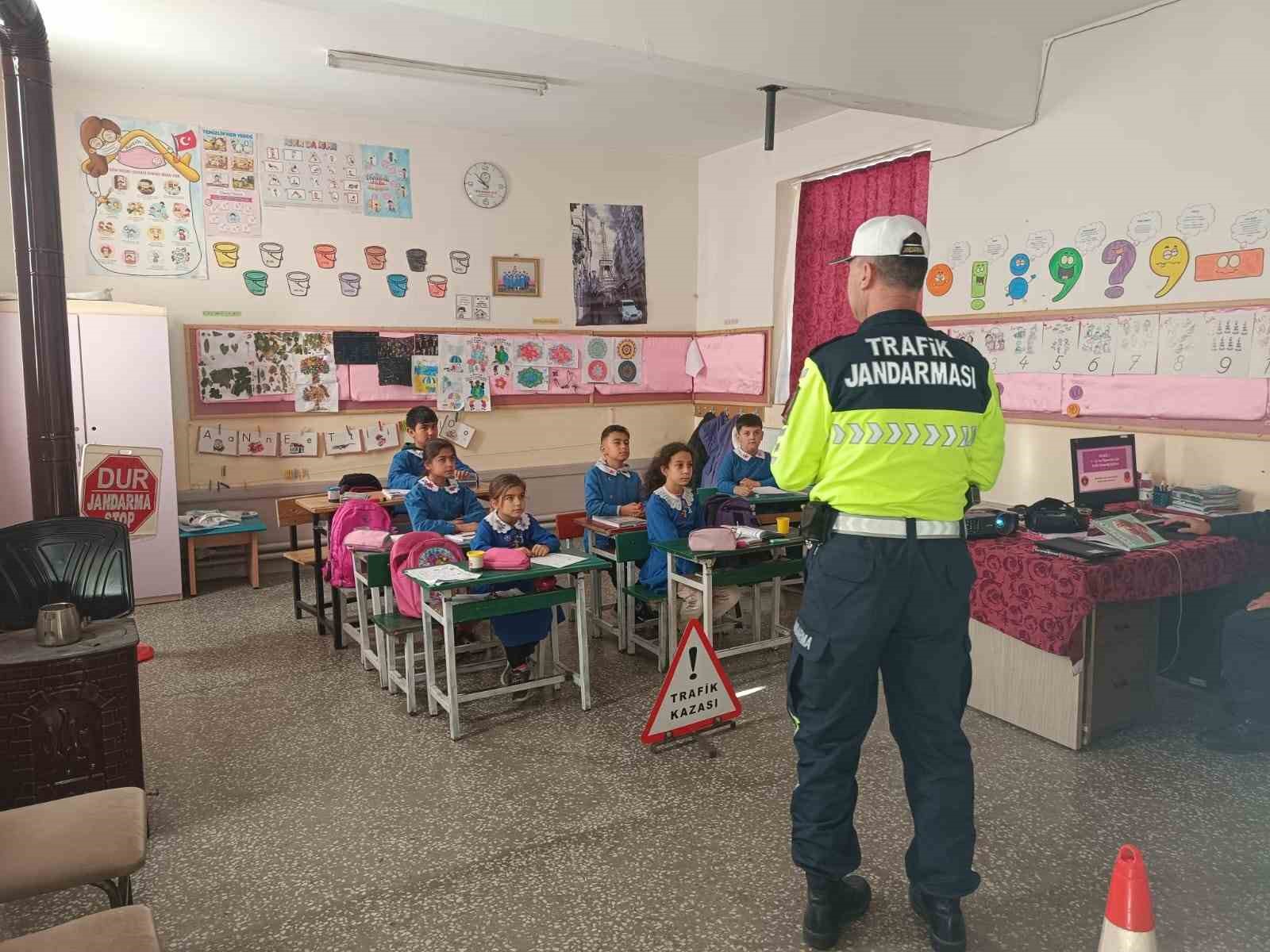 Ara tatil öncesi miniklere trafik eğitimi
