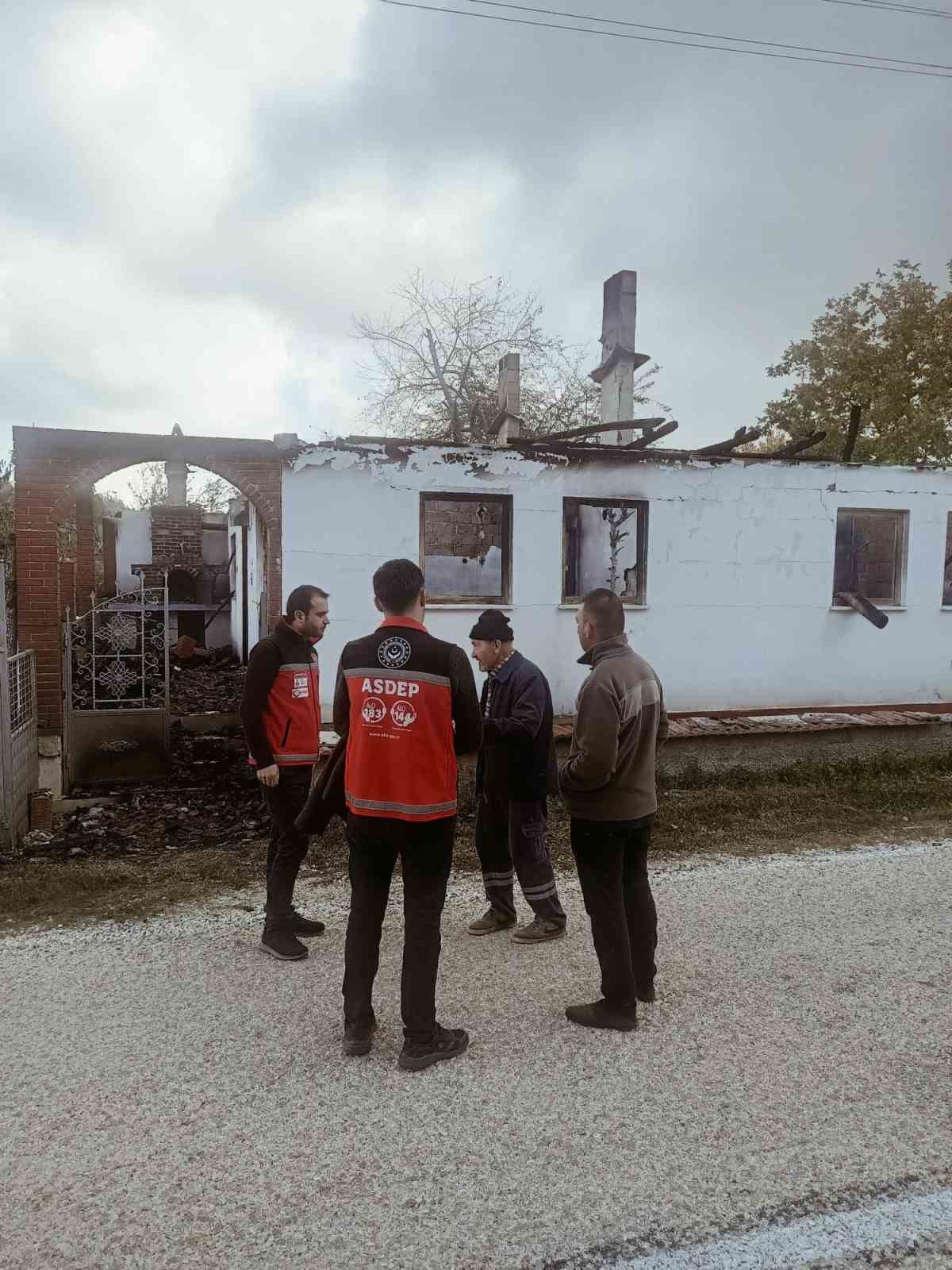 Köylerinde çıkan yangından etkilenen vatandaşlara psikososyal destek
