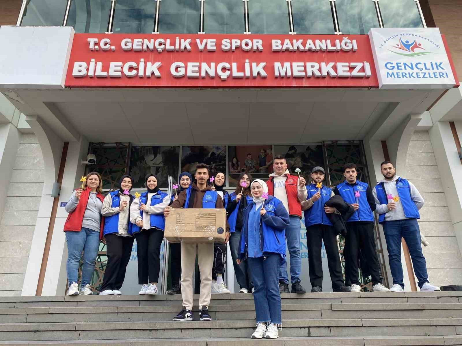 Sınavdan toplanan kalemleri süsleyerek, minik öğrencilere hediye ettiler
