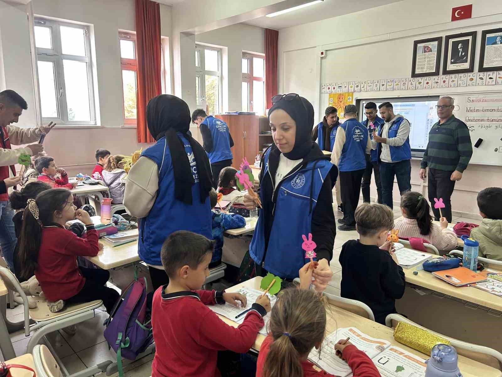 Sınavdan toplanan kalemleri süsleyerek, minik öğrencilere hediye ettiler
