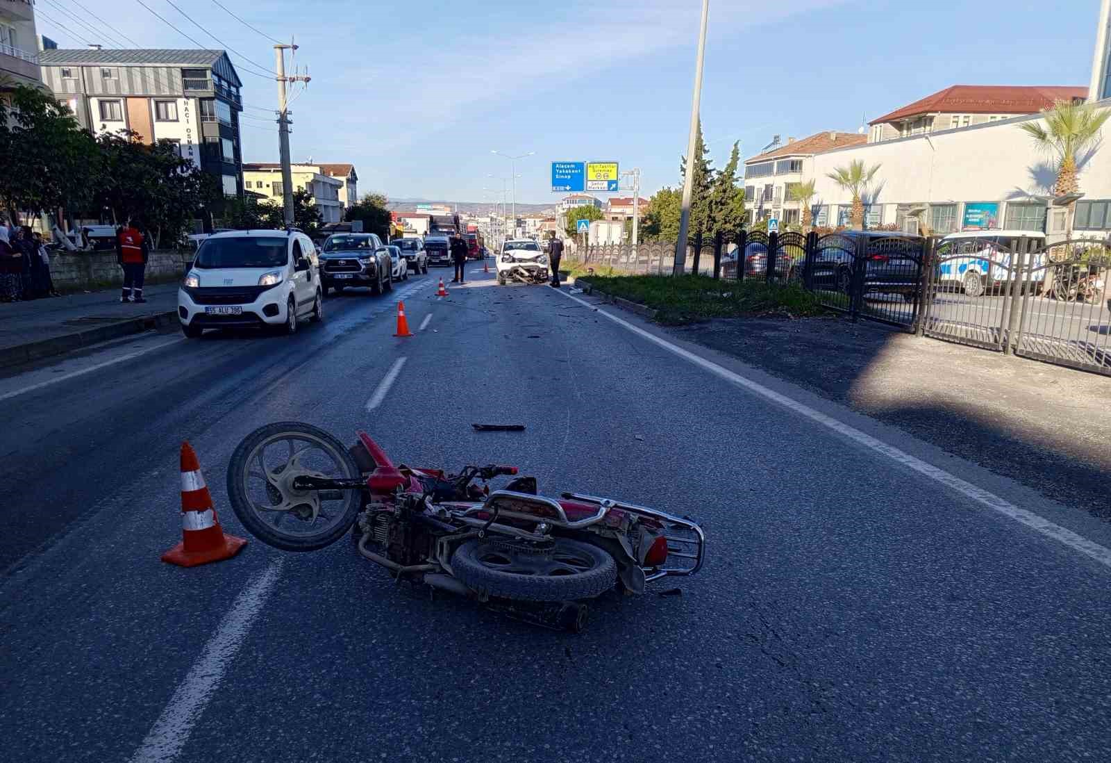 Bafra’da yaya geçidinden geçmeye çalışan motosiklete otomobil çarptı: 2 ağır yaralı
