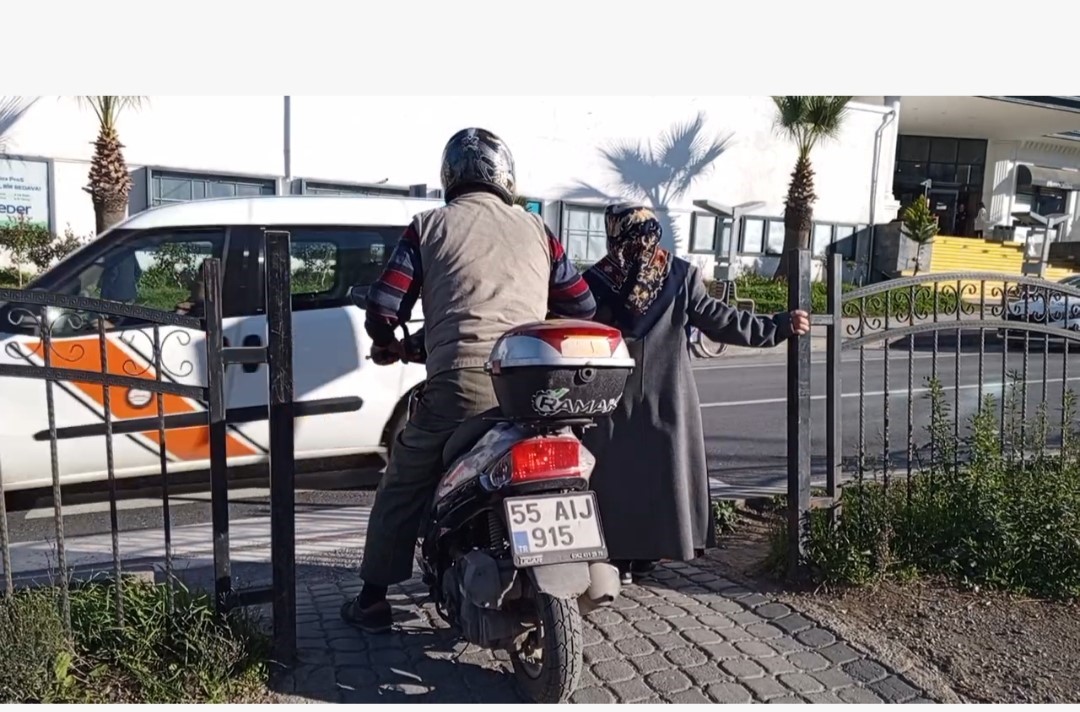 Bafra’da yaya geçidinden geçmeye çalışan motosiklete otomobil çarptı: 2 ağır yaralı
