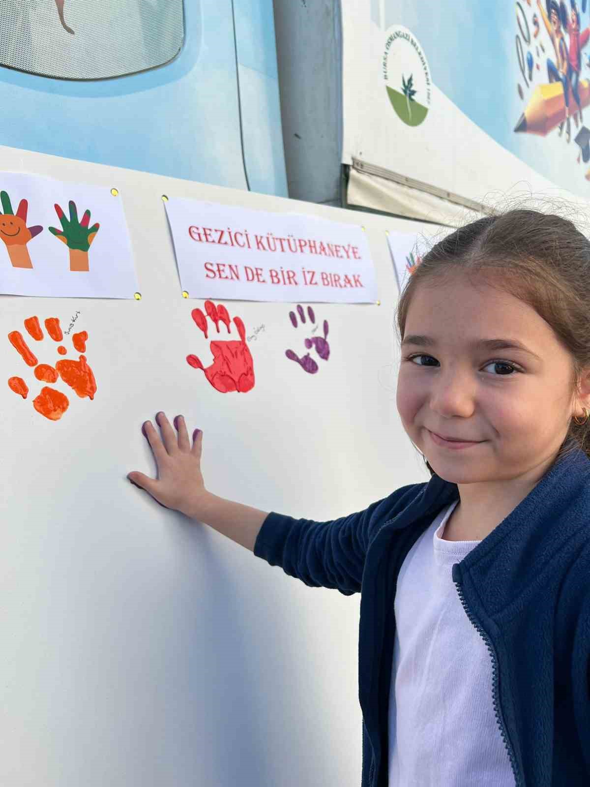 Rengarenk elleriyle Gezici Kütüphaneye iz bıraktılar
