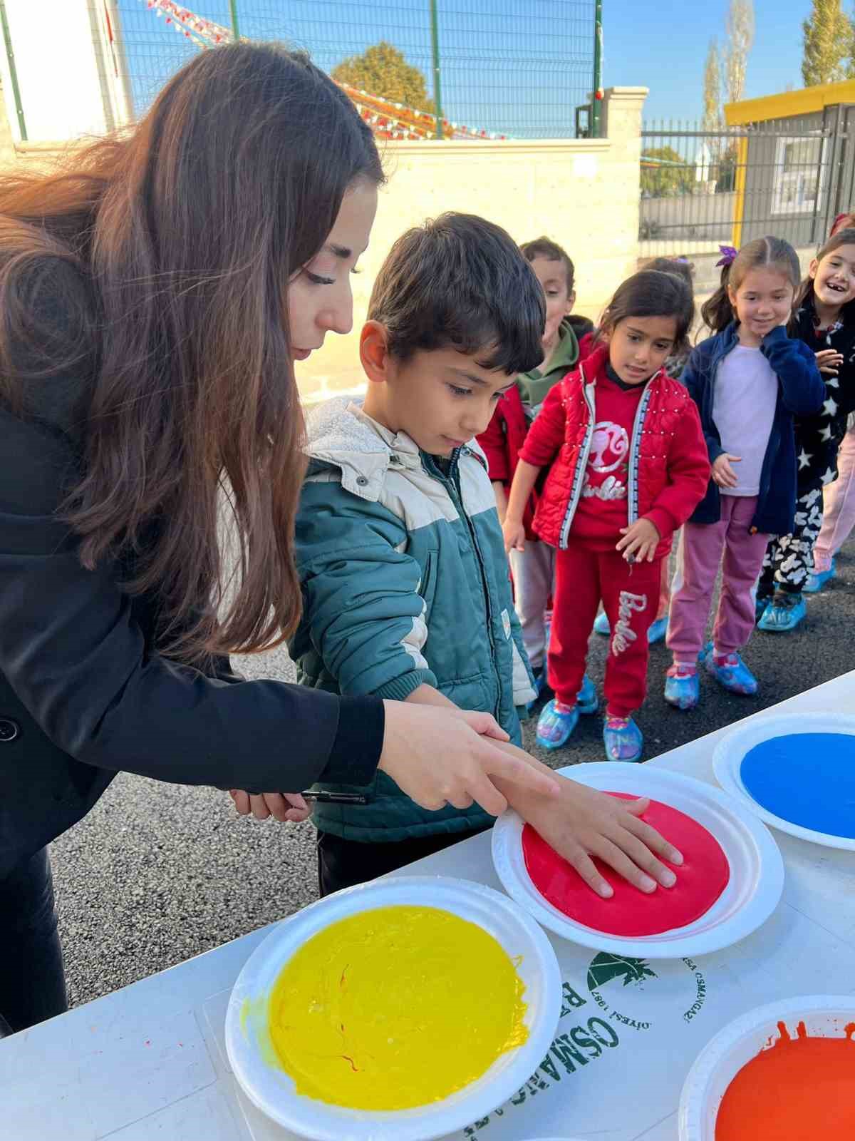 Rengarenk elleriyle Gezici Kütüphaneye iz bıraktılar
