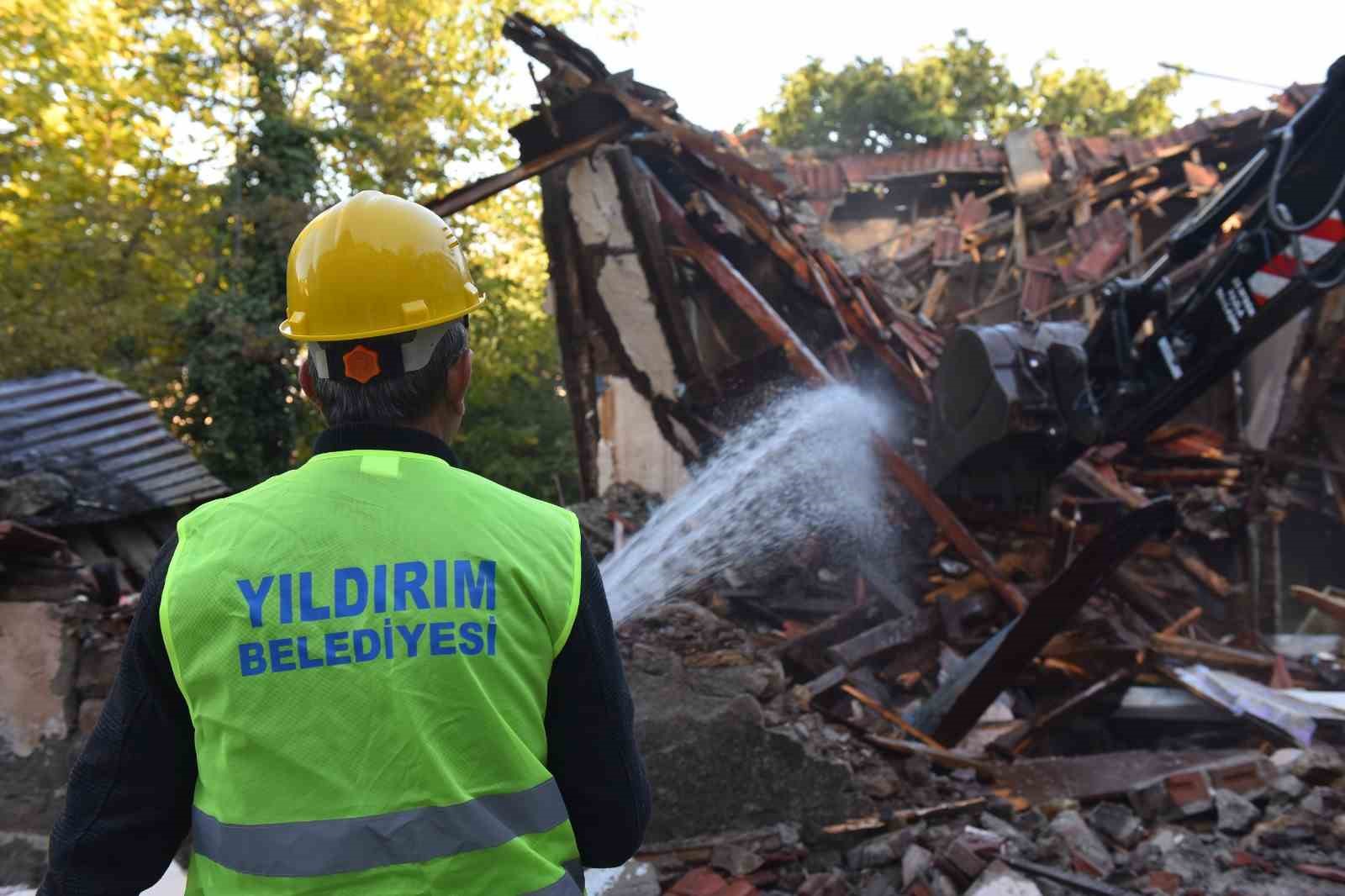 Yıldırım’da metruk durumdaki yapılar yıkılıyor
