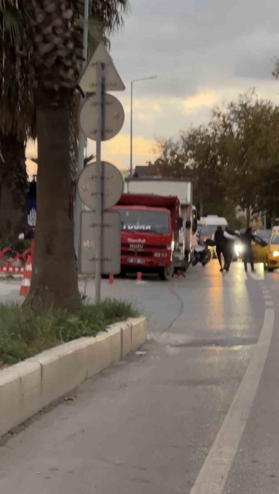 Beyoğlu’nda taksi durmayınca çılgına döndü, aracın aynasını kırdı
