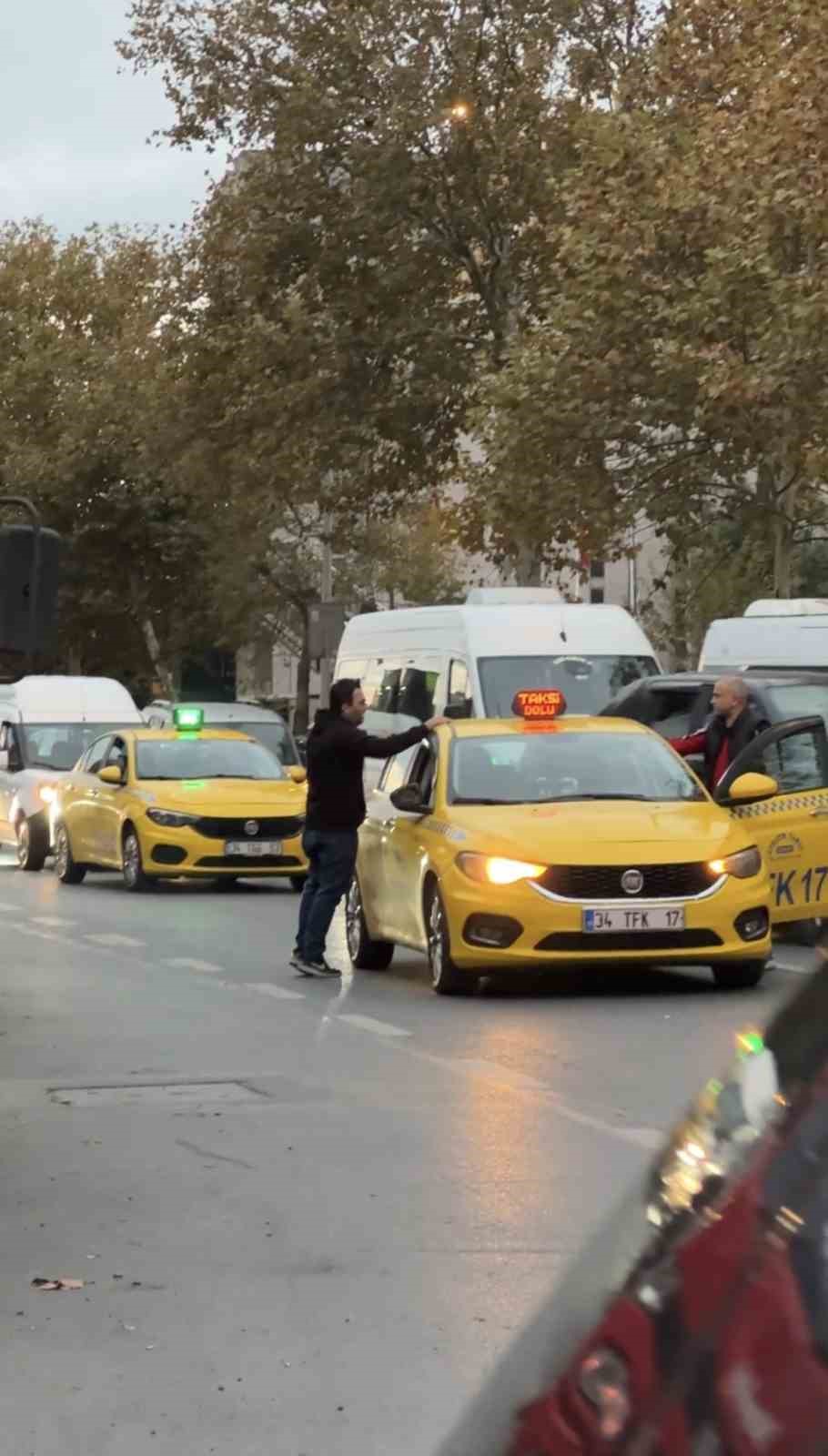 Beyoğlu’nda taksi durmayınca çılgına döndü, aracın aynasını kırdı
