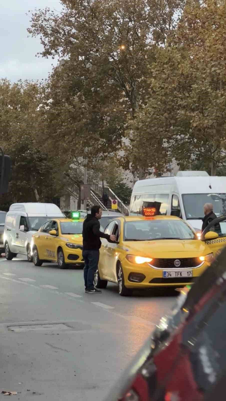 Beyoğlu’nda taksi durmayınca çılgına döndü, aracın aynasını kırdı
