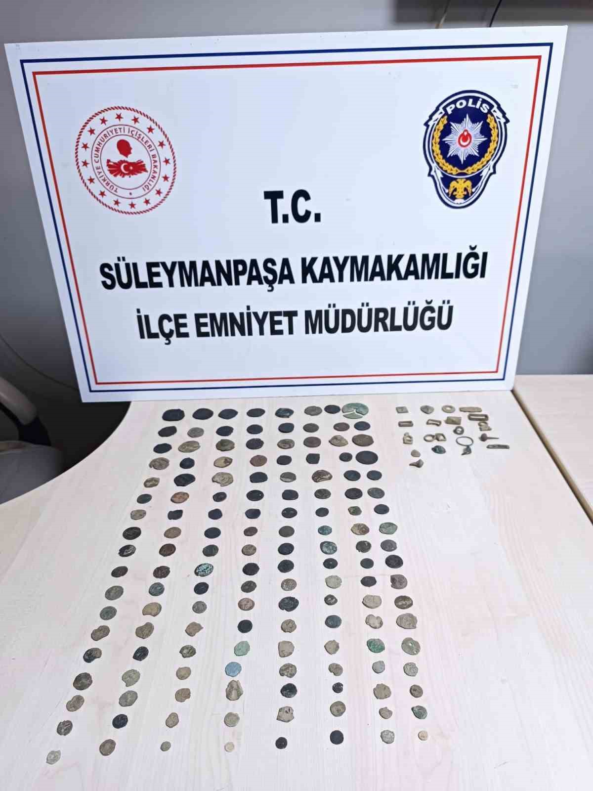 Tekirdağ’da kaçak kazı operasyonunda 145 sikke ele geçirildi
