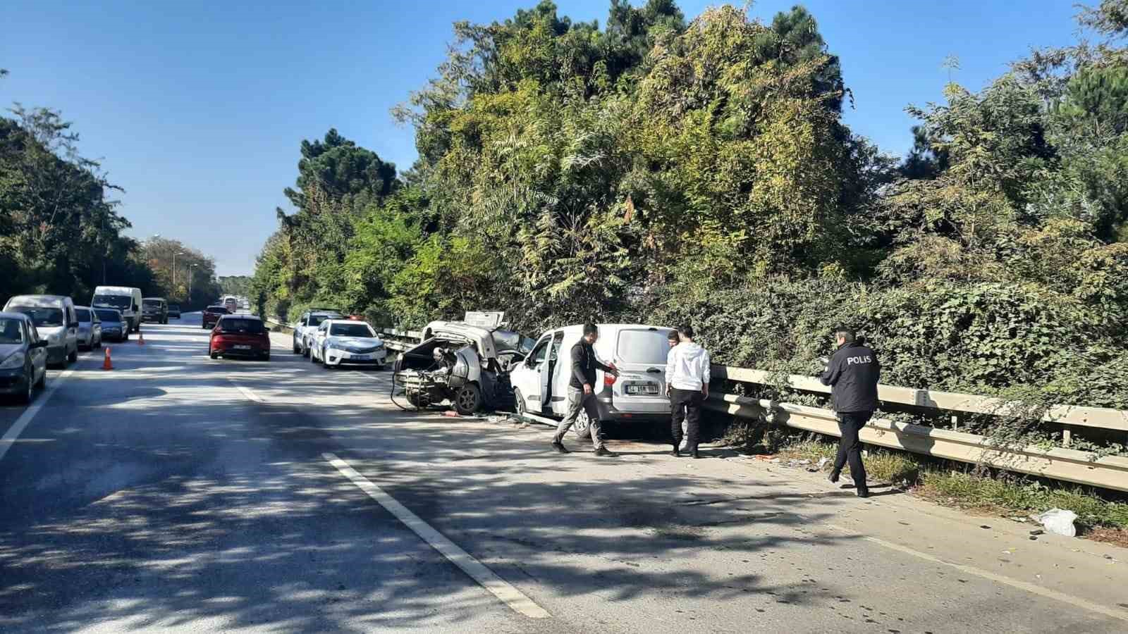 Sakarya’da otomobil ile hafif ticari araç çarpıştı: 1’i ağır 2 yaralı
