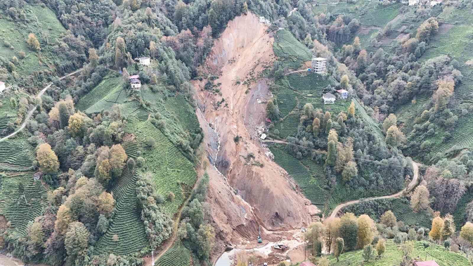 Rize’de heyelanlı bölgeden bin 800 kamyon toprak taşındı
