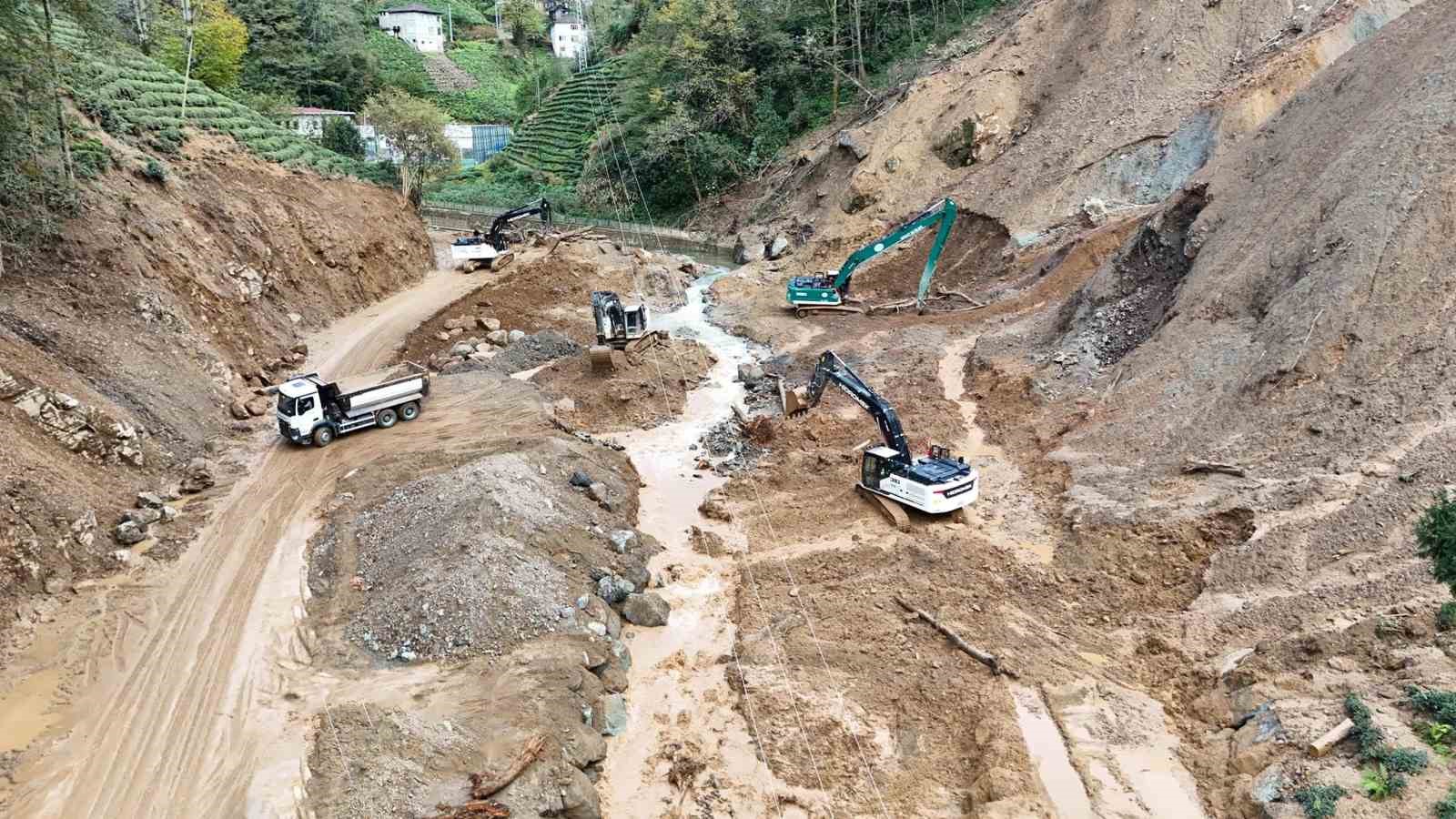 Rize’de heyelanlı bölgeden bin 800 kamyon toprak taşındı
