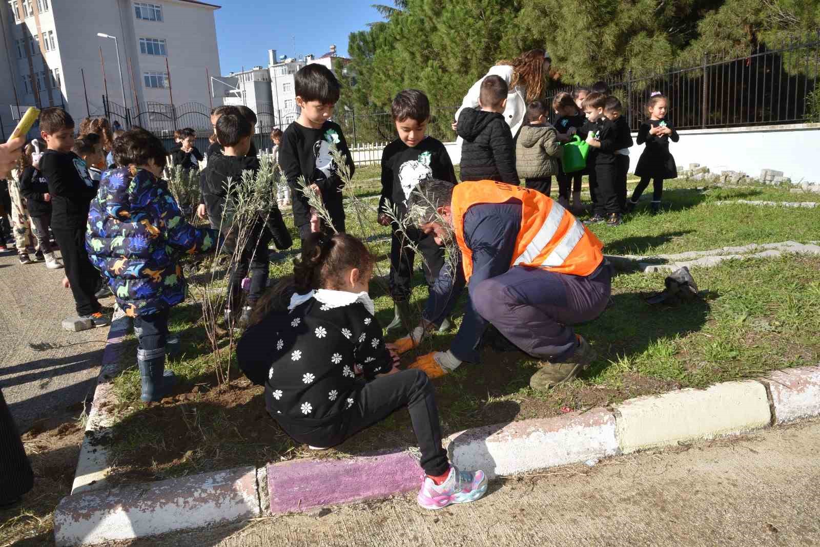 Minik öğrenciler Atatürk’ü fidan dikerek andı
