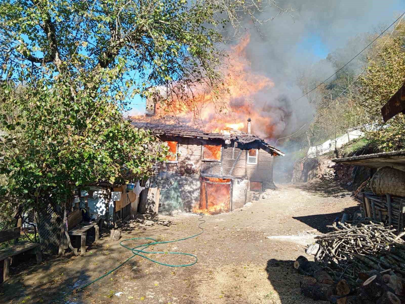 Karadeniz Ereğli’de iki katlı ahşap ev tamamen yandı
