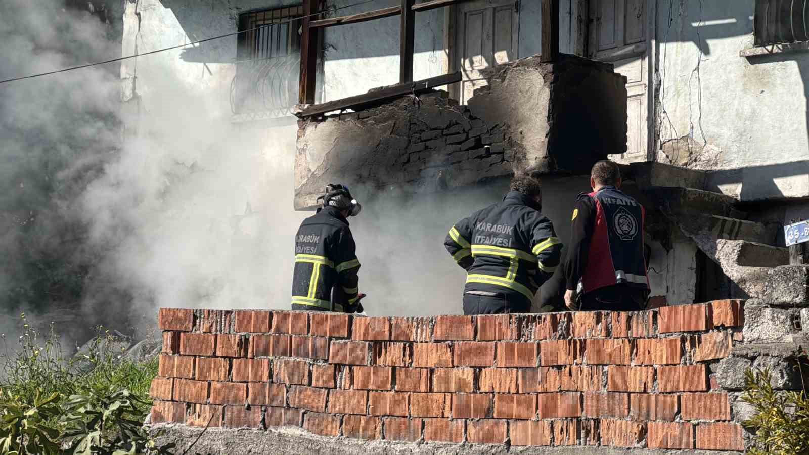 Karabük’te çöp dolu evde yangın
