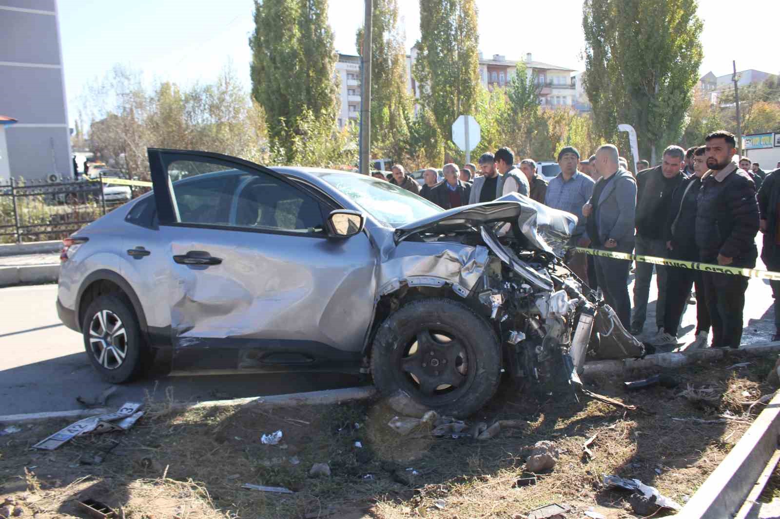 Malazgirt’te otomobiller çarpıştı: 1 ölü, 1 yaralı
