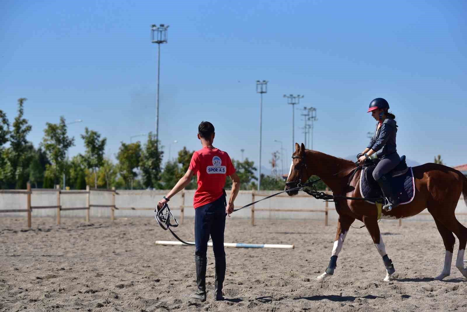 Büyükşehir’in binicilik eğitimleri özel derslerle devam ediyor
