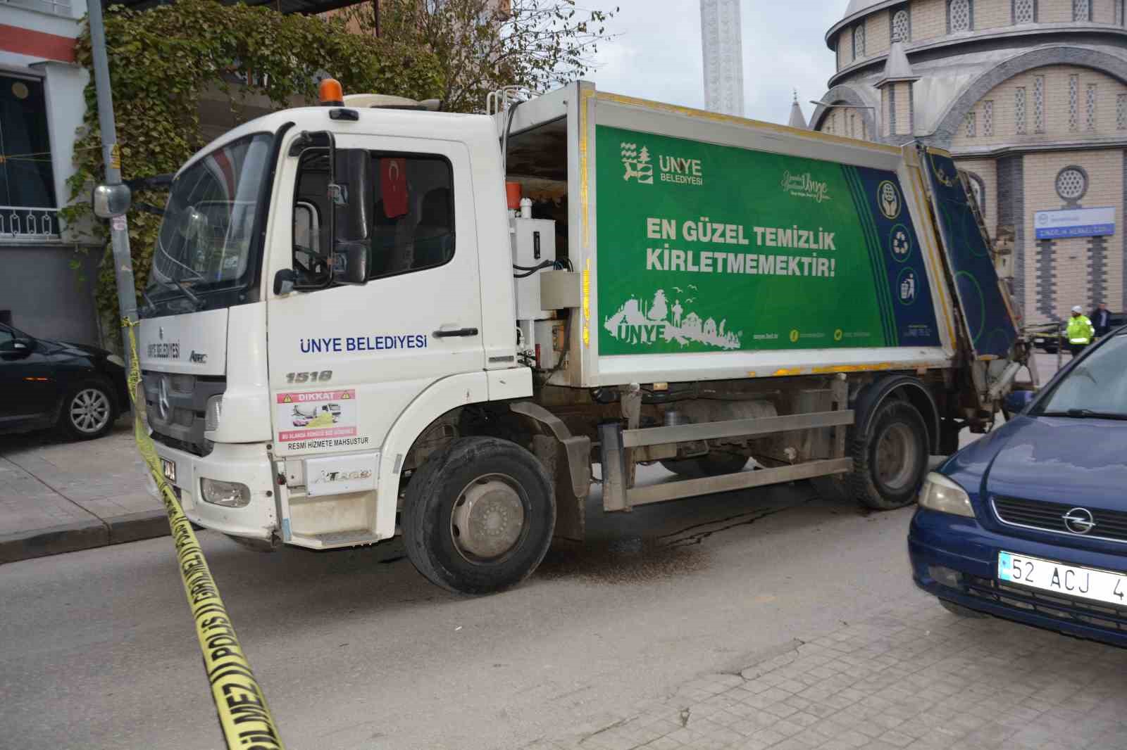 Emekli imam, sabah namazına giderken çöp kamyonunun altında kalarak hayatını kaybetti
