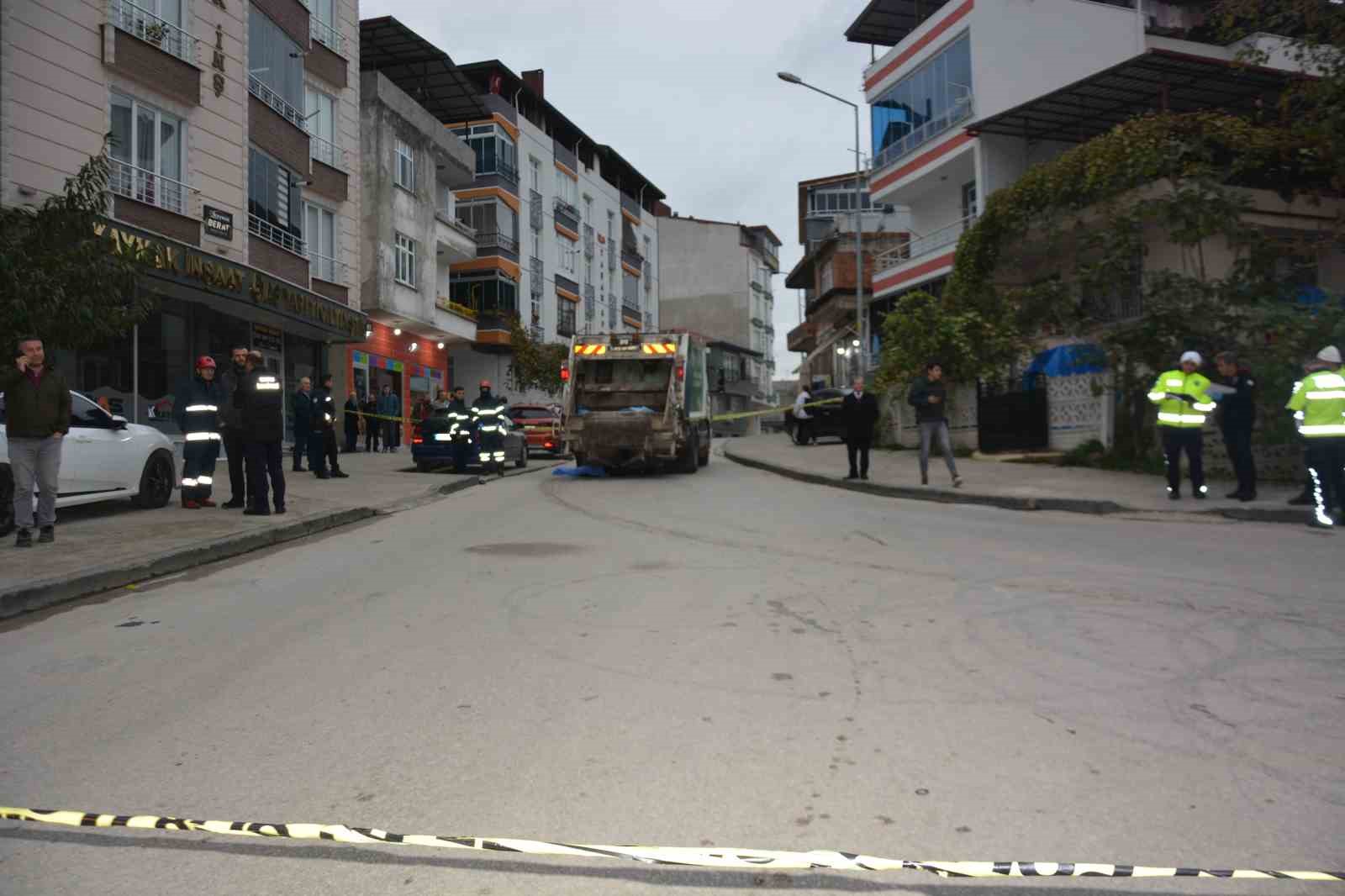 Emekli imam, sabah namazına giderken çöp kamyonunun altında kalarak hayatını kaybetti
