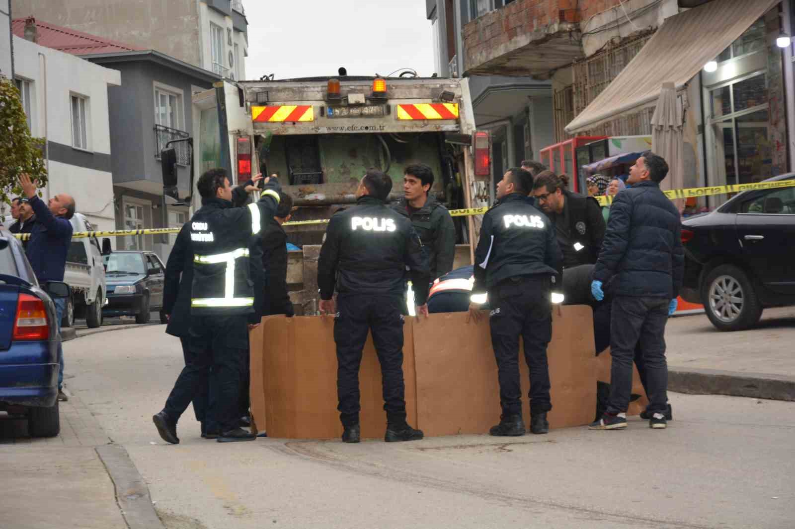 Emekli imam, sabah namazına giderken çöp kamyonunun altında kalarak hayatını kaybetti
