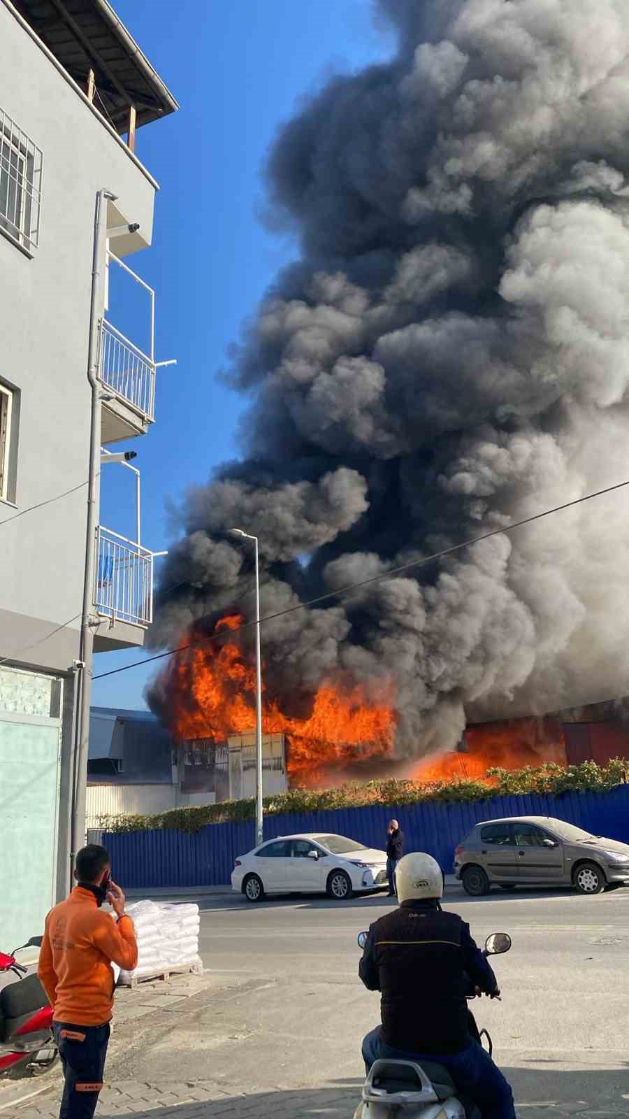 Denizli’de inşaat malzemesi fabrikasında yangın
