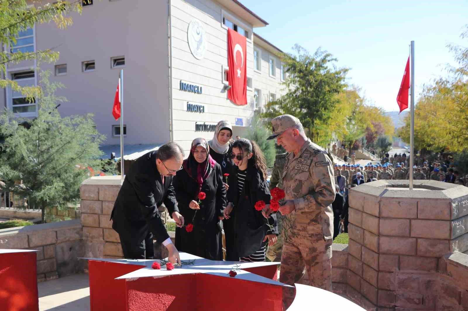 Siirt’te helikopter kazasında şehit olan 17 asker dualarla anıldı
