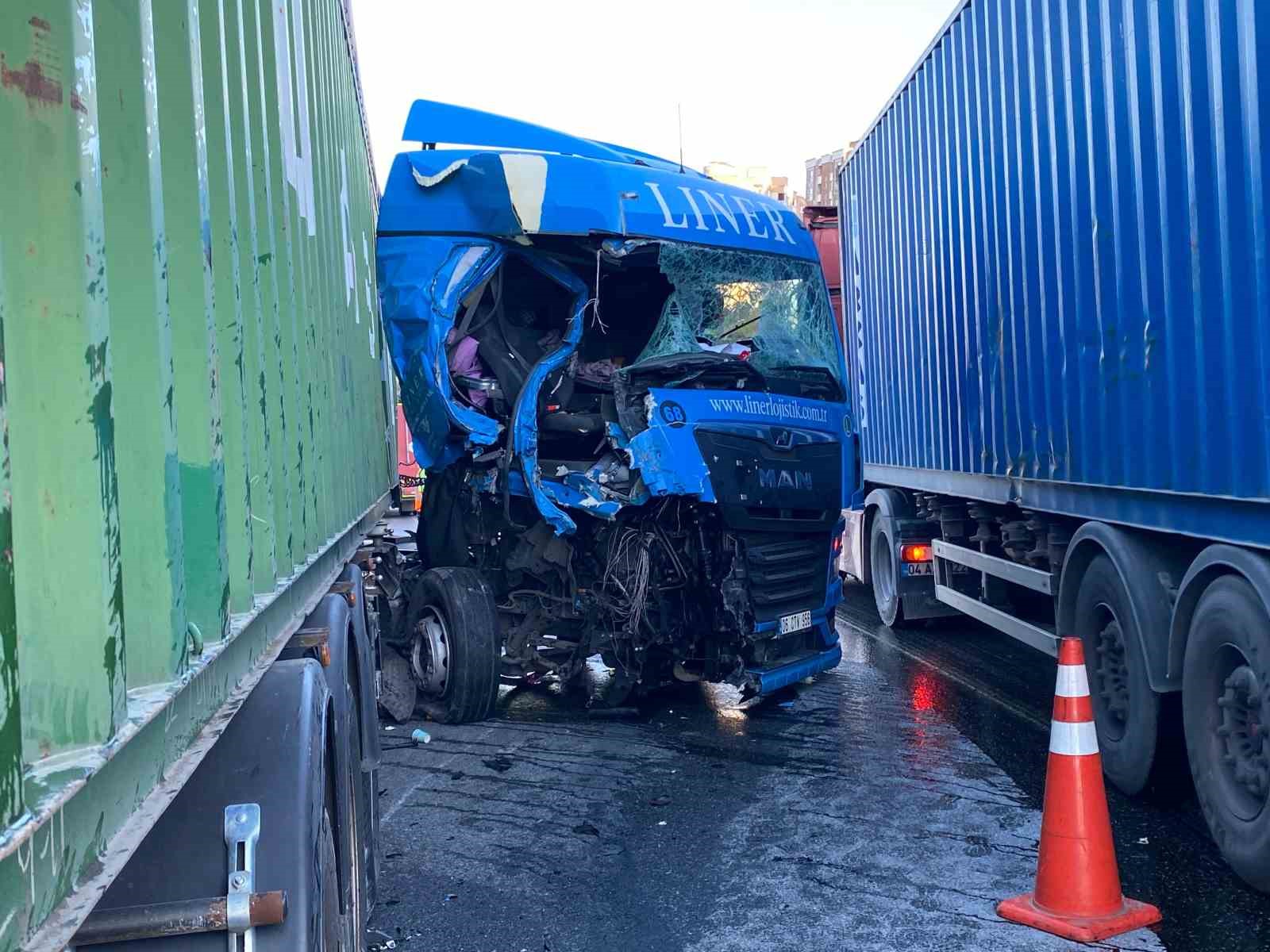 Mahkumları taşıyan cezaevi aracı TEM’de kazaya karıştı: 5 yaralı
