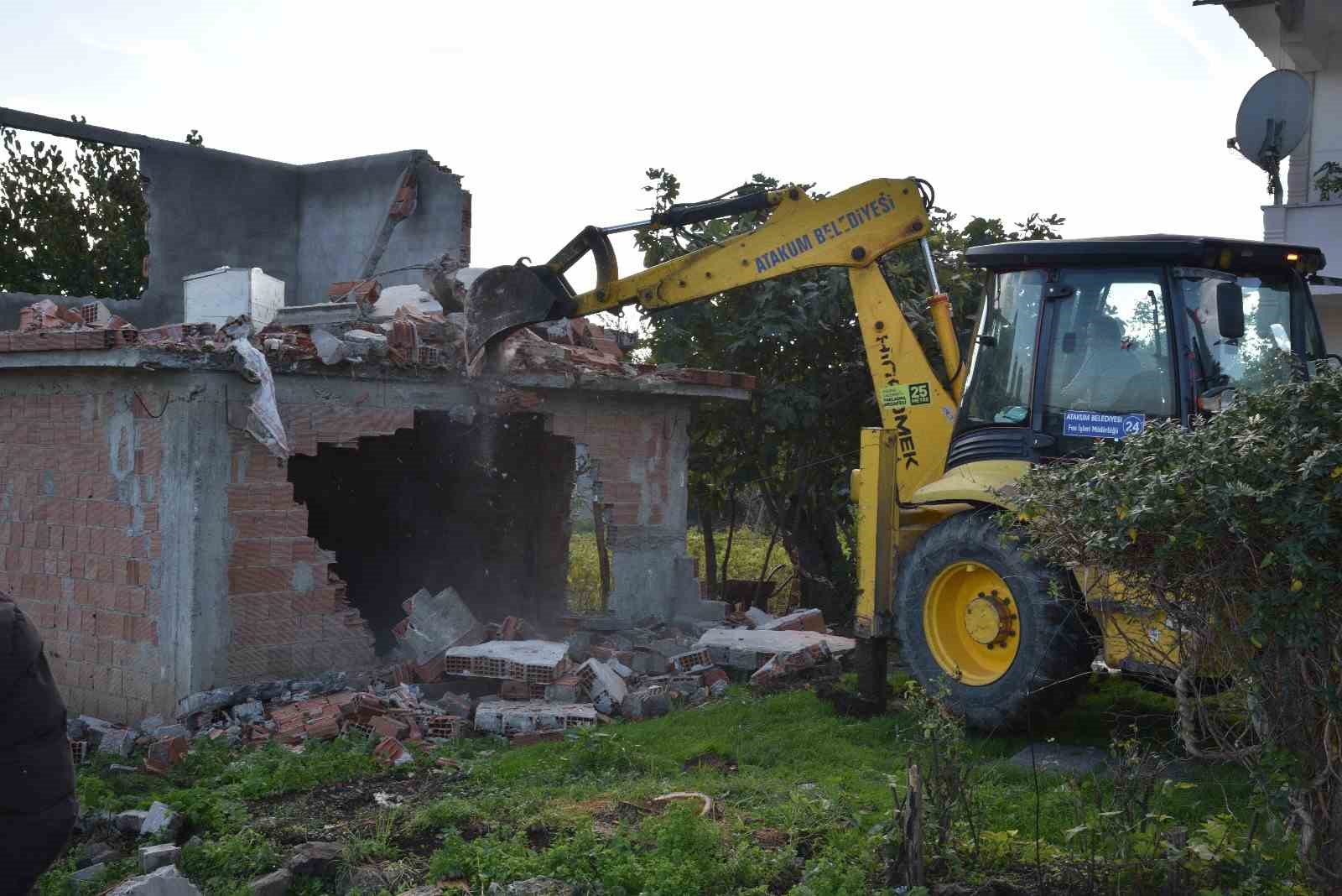 Atakum’da metruk binalar yıkılıyor
