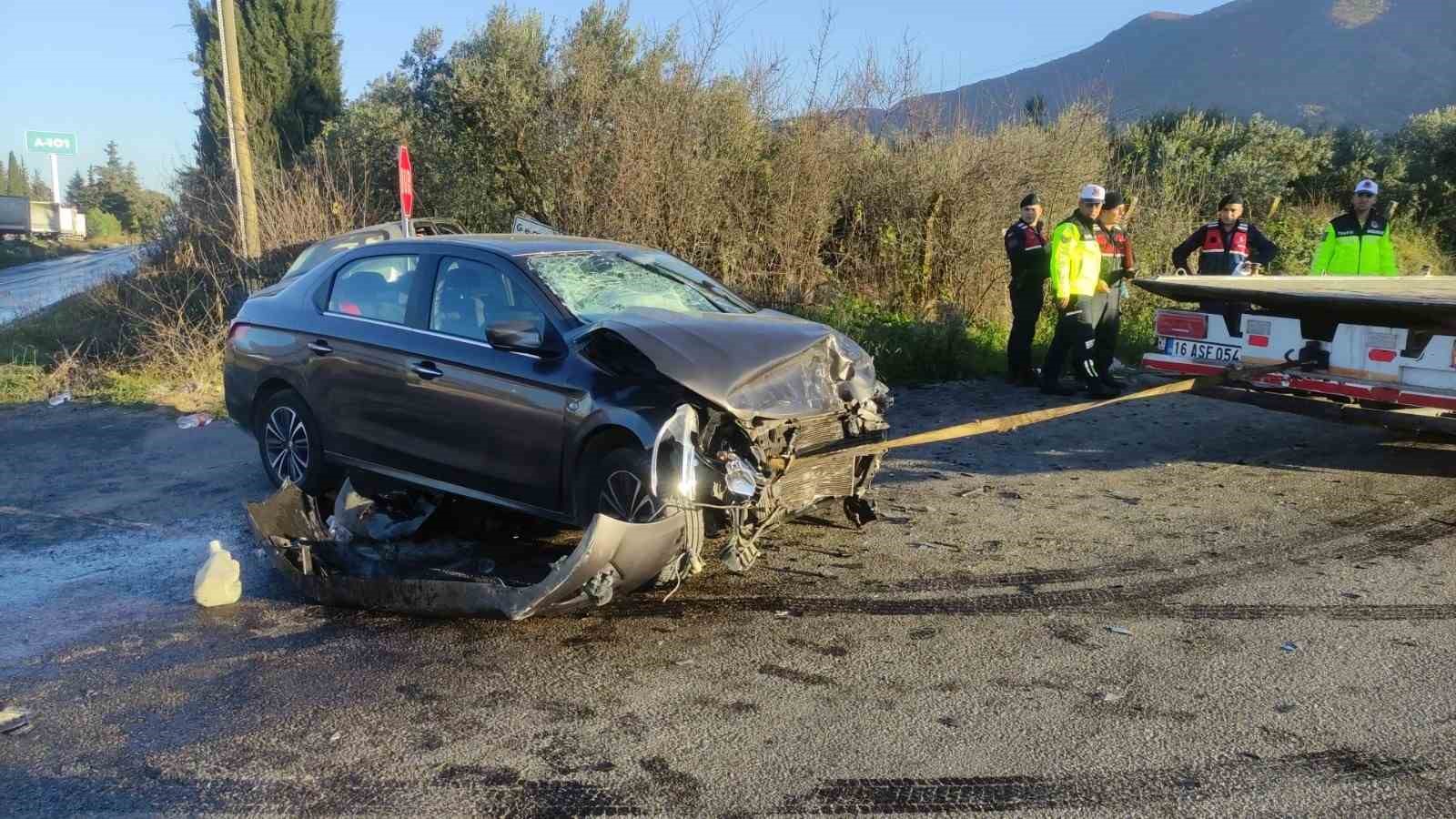 Bursa’da iki otomobil kafa kafaya çarpıştı: 7 yaralı
