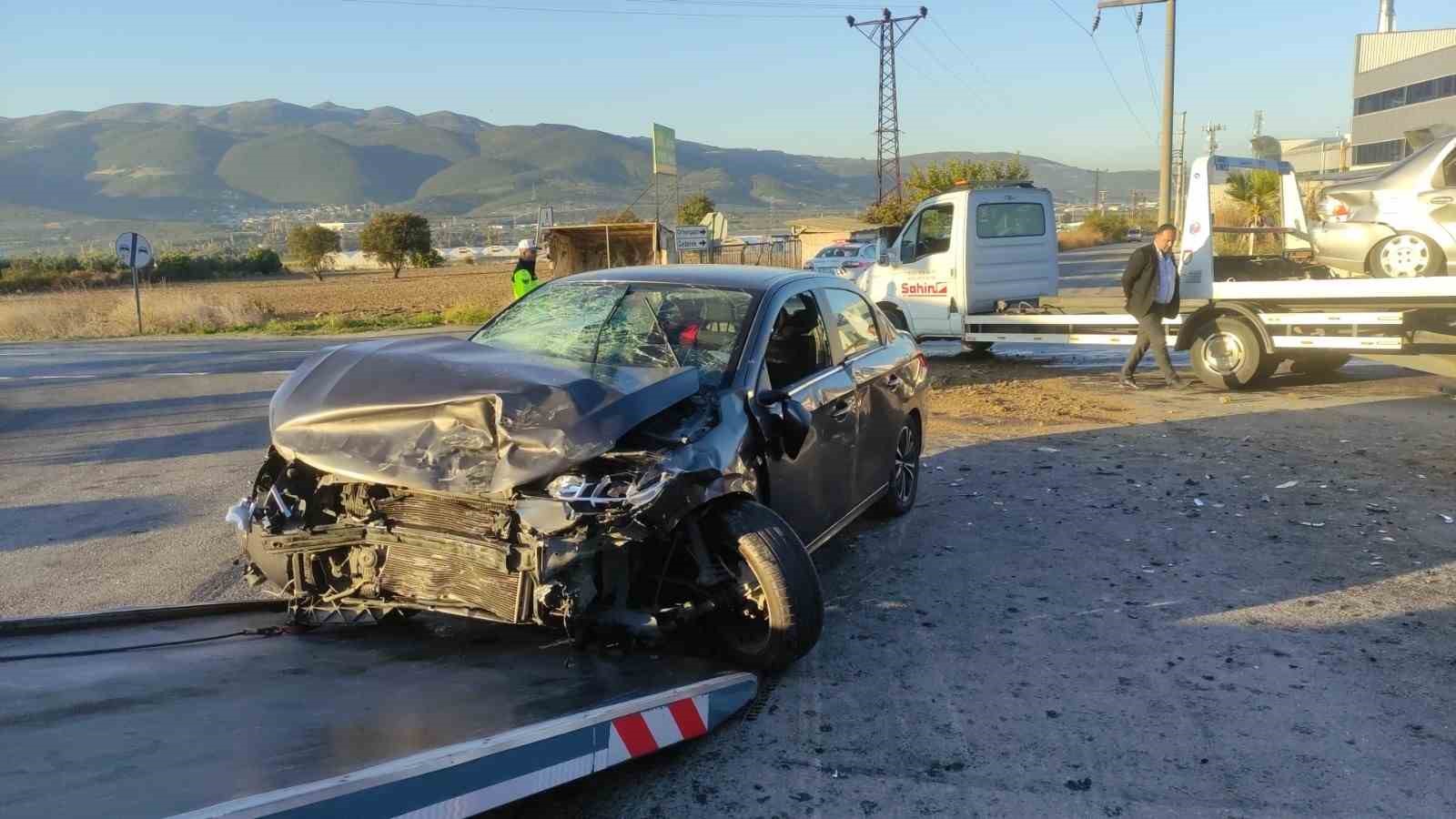 Bursa’da iki otomobil kafa kafaya çarpıştı: 7 yaralı
