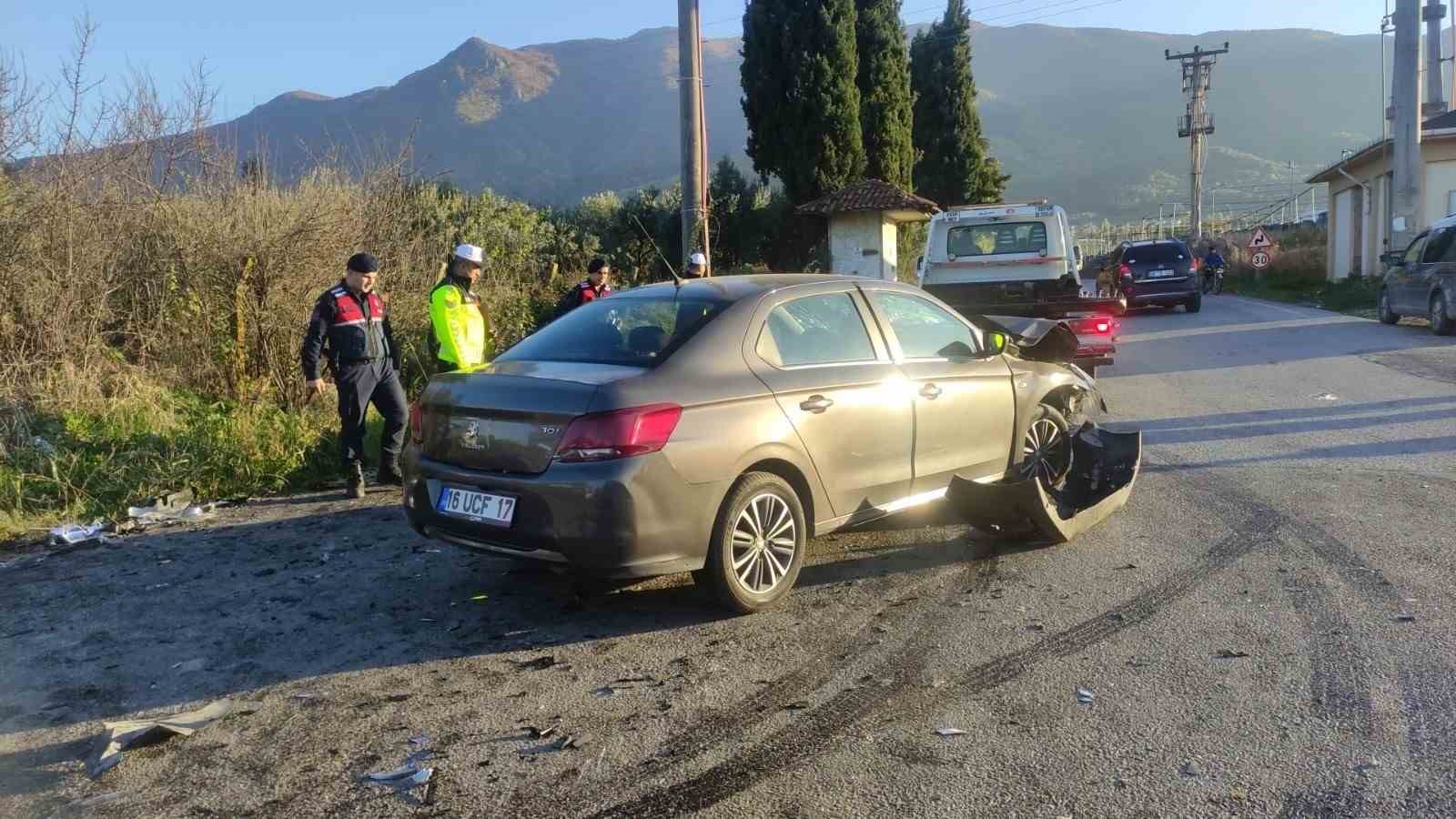 Bursa’da iki otomobil kafa kafaya çarpıştı: 7 yaralı
