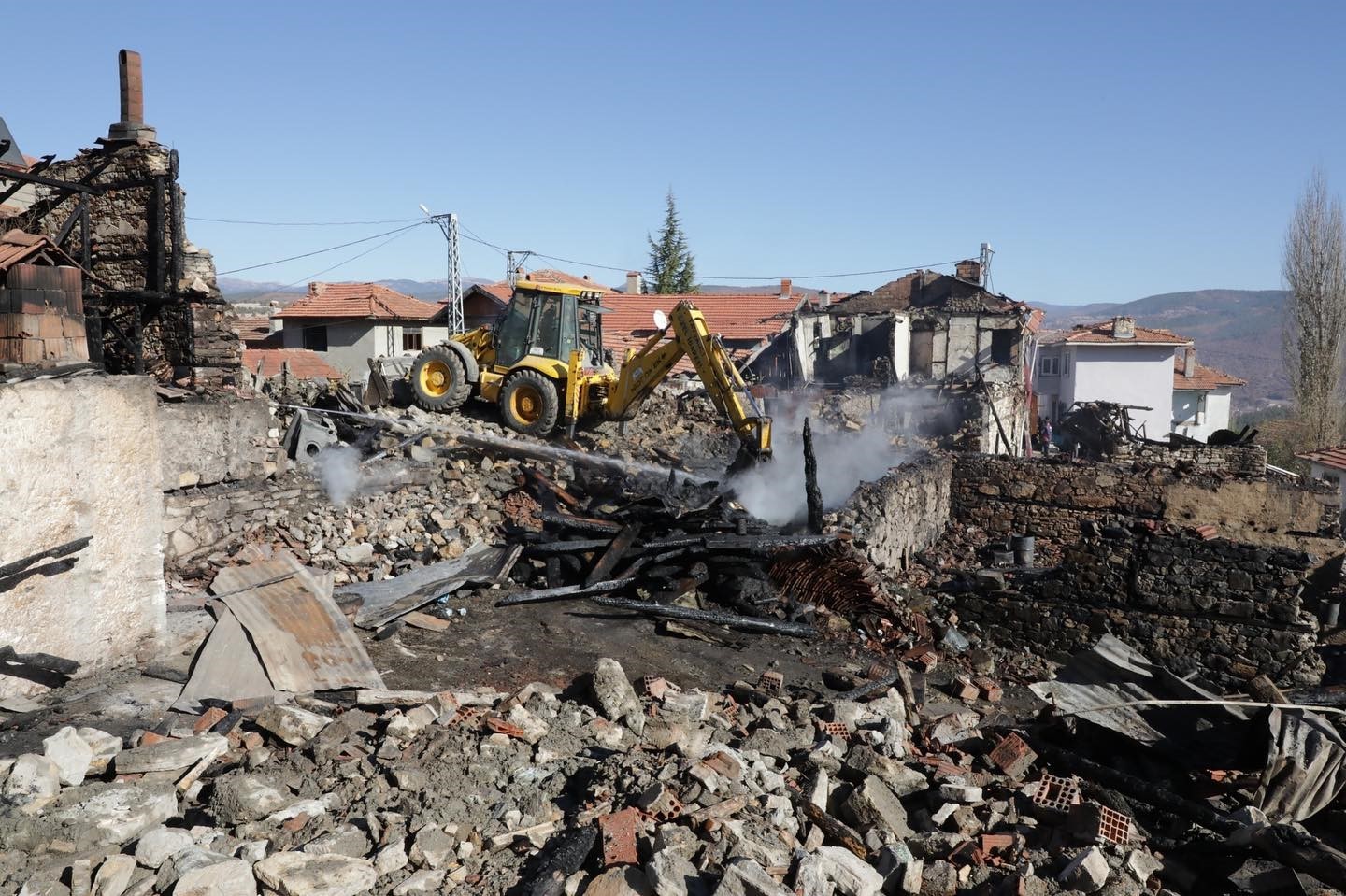 Kütahya Valisi, 7 ev ve 4 hayvan barınağının yandığı köyde incelemelerde bulundu
