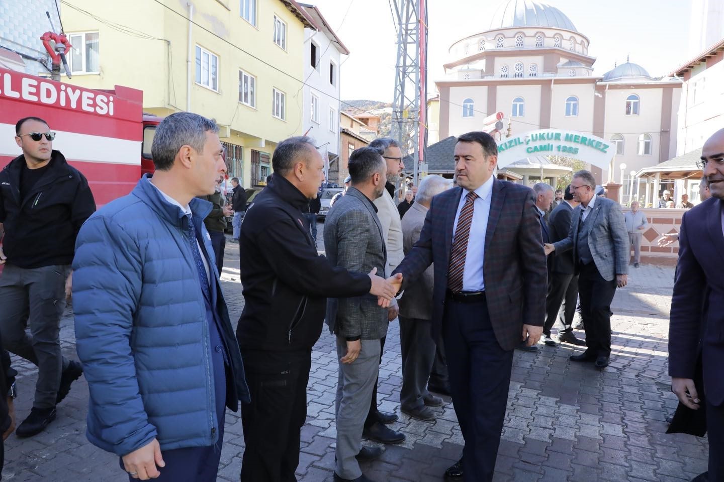 Kütahya Valisi, 7 ev ve 4 hayvan barınağının yandığı köyde incelemelerde bulundu
