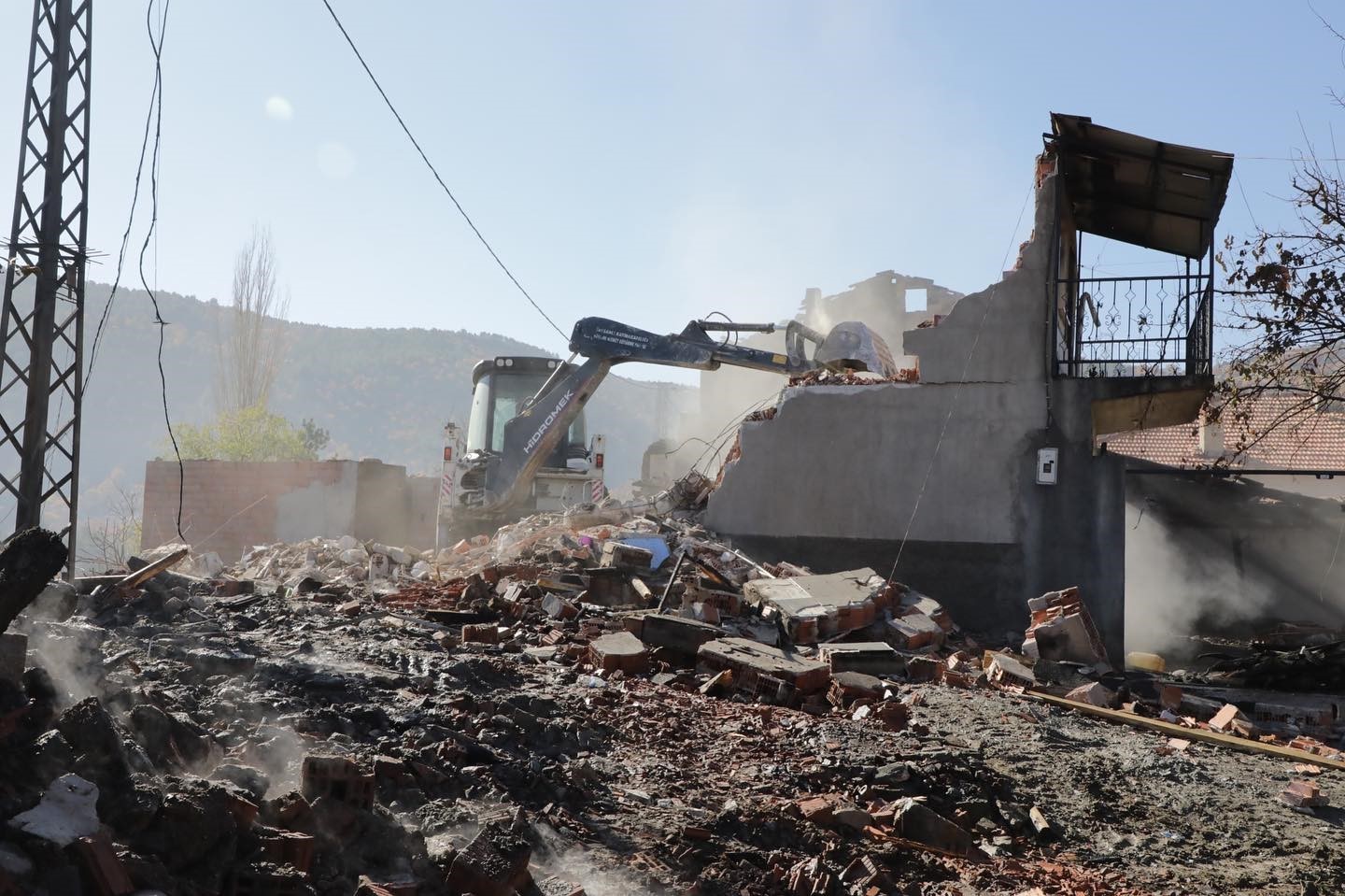 Kütahya Valisi, 7 ev ve 4 hayvan barınağının yandığı köyde incelemelerde bulundu
