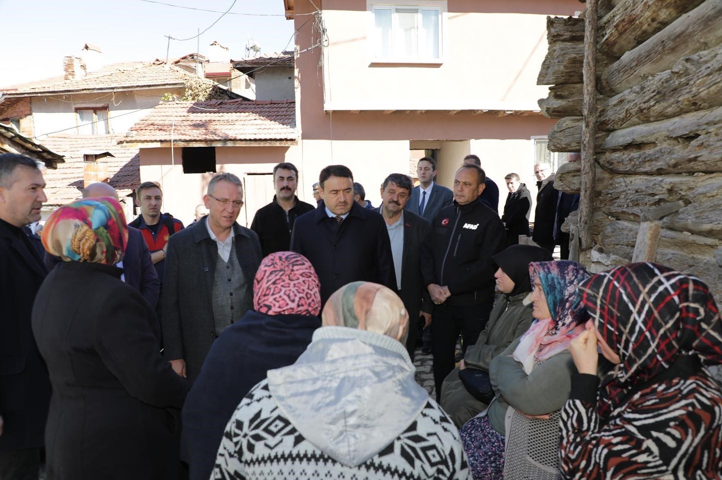 Kütahya Valisi, 7 ev ve 4 hayvan barınağının yandığı köyde incelemelerde bulundu
