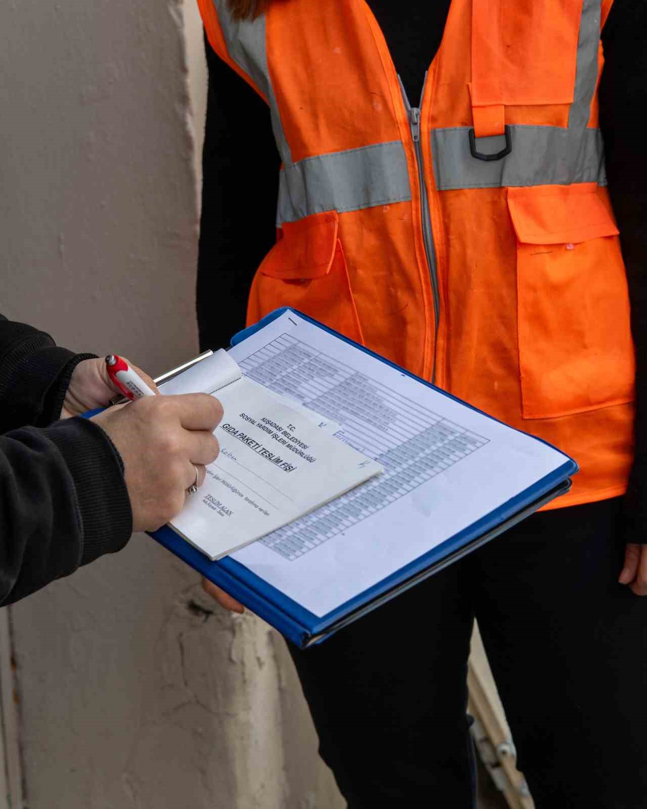 Kuşadası Belediyesi’nden ihtiyaç sahiplerine 10 ayda 3 bin 500 gıda kolisi desteği
