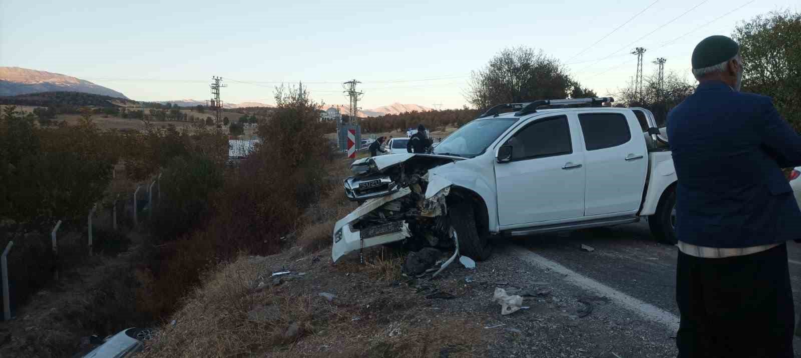 Adıyaman’da otomobil ile kamyonet çarpıştı: 11 yaralı
