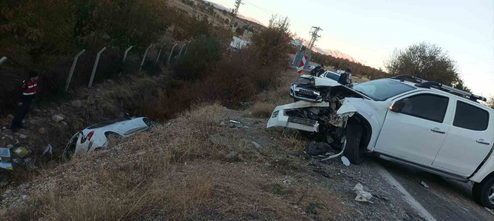 Adıyaman’da otomobil ile kamyonet çarpıştı: 11 yaralı
