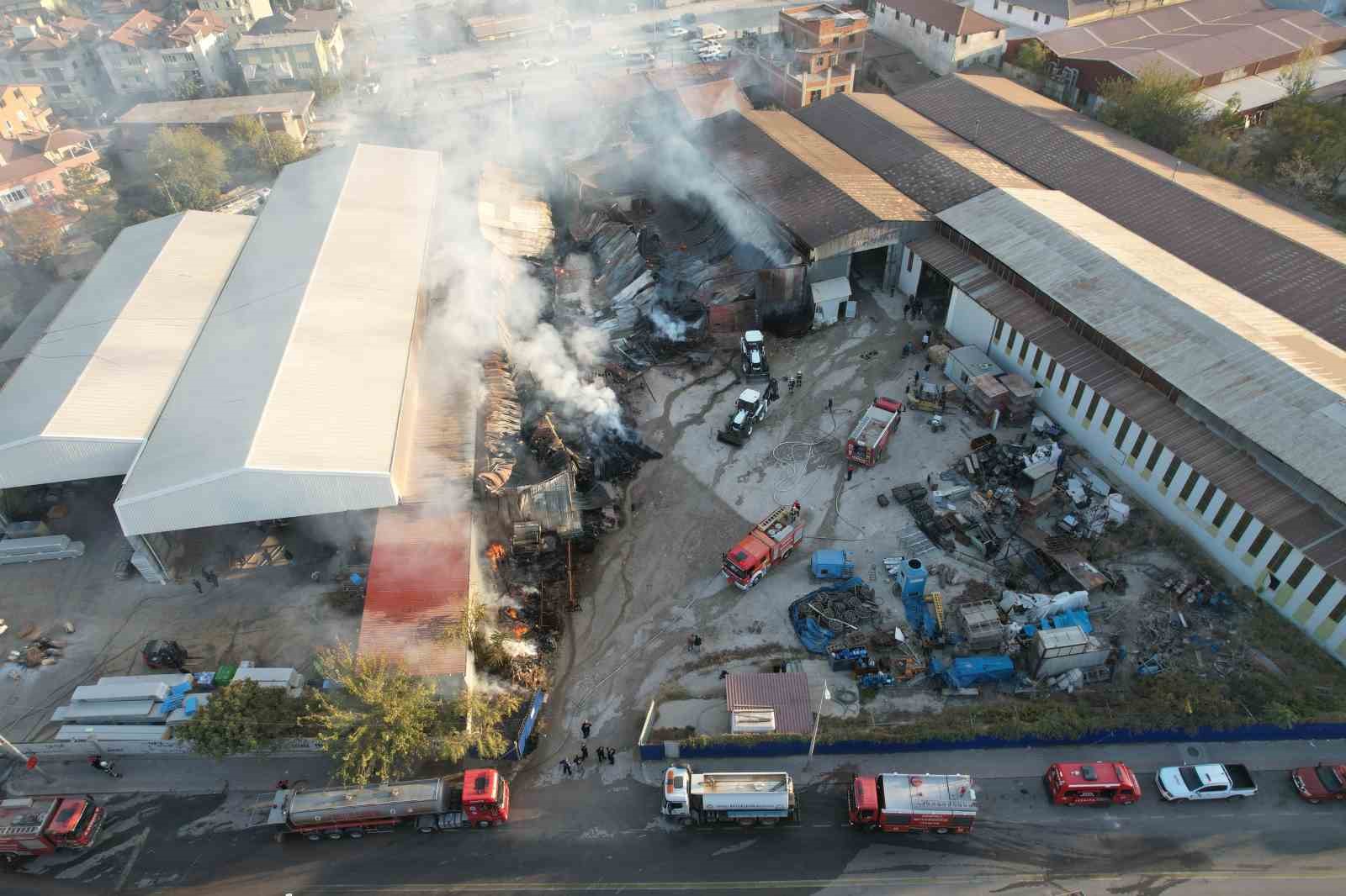 Denizli’de metal fabrikasındaki yangın kontrol altına alındı
