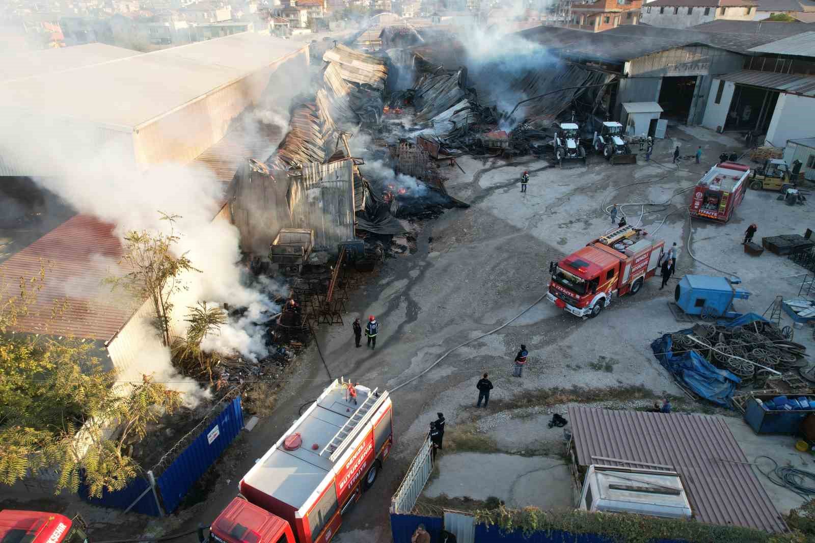 Denizli’de metal fabrikasındaki yangın kontrol altına alındı
