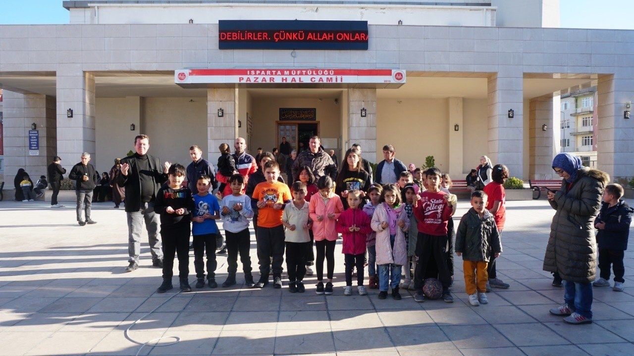 Isparta’da kuraklığa karşı minik eller semaya kalktı, çocuklar yağmur duası yaptı
