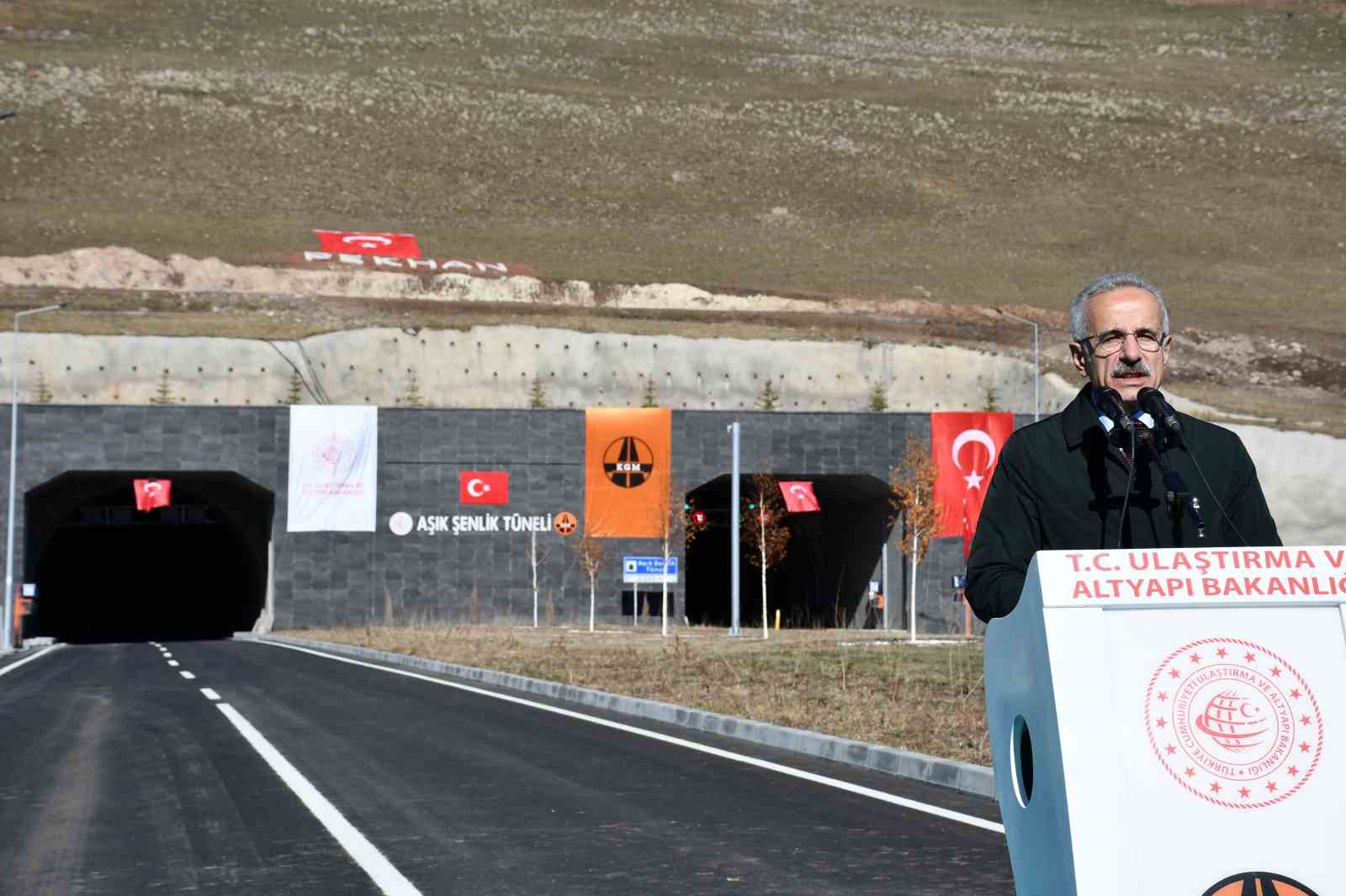 Türkiye’yi Kafkaslar’a bağlayan Aşık Şenlik Tüneli açıldı
