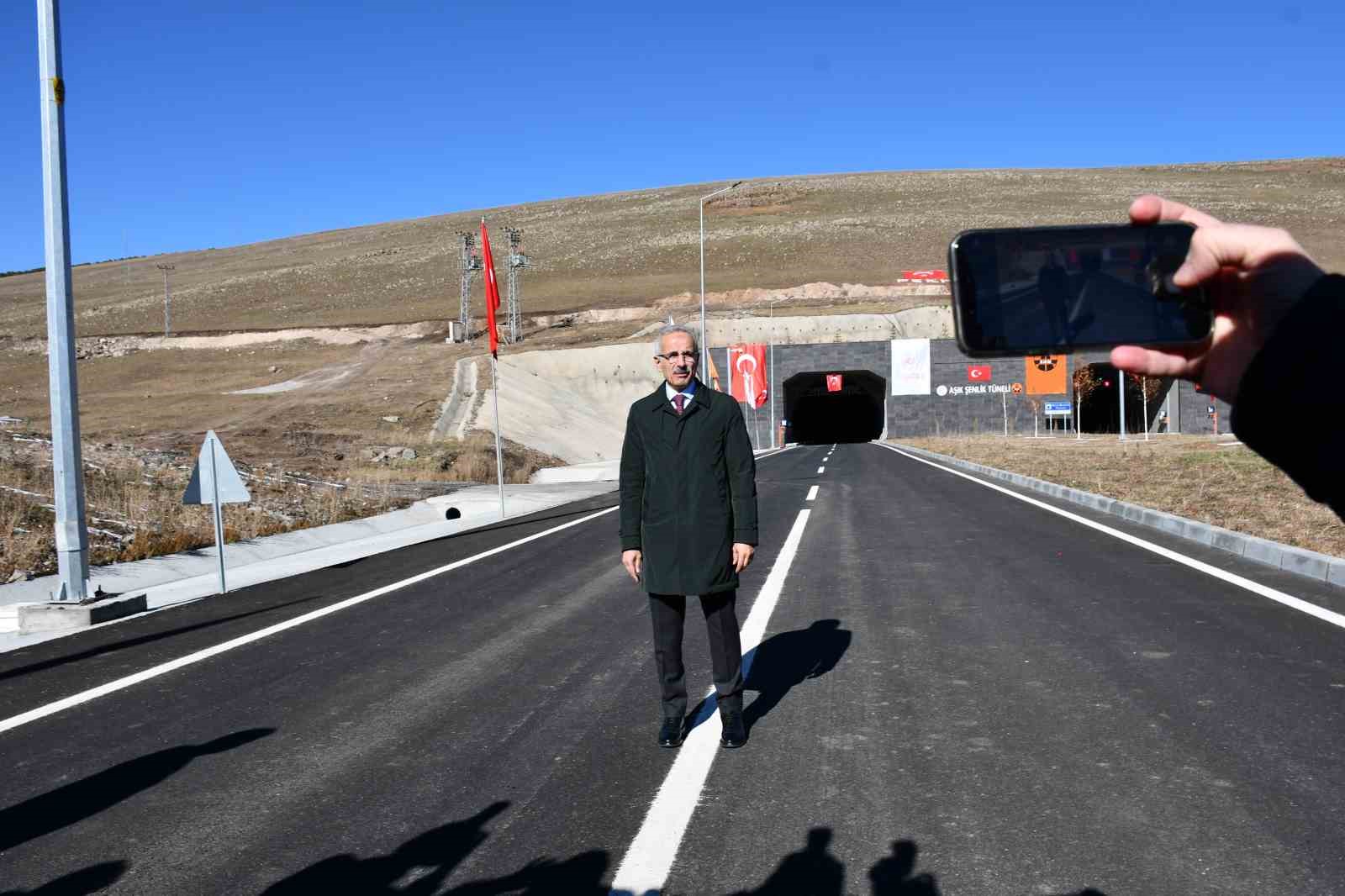 Türkiye’yi Kafkaslar’a bağlayan Aşık Şenlik Tüneli açıldı
