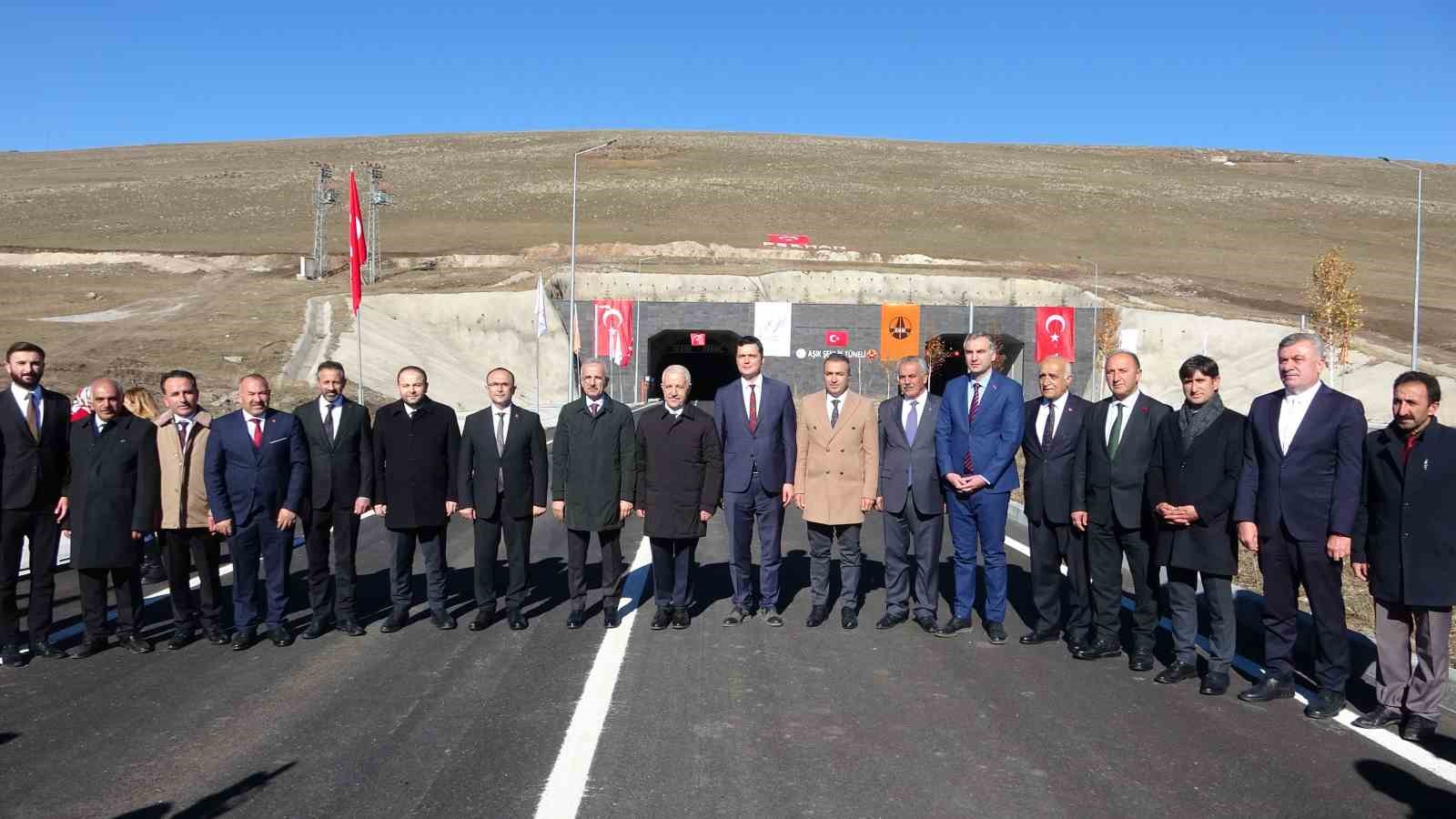 Türkiye’yi Kafkaslar’a bağlayan Aşık Şenlik Tüneli açıldı
