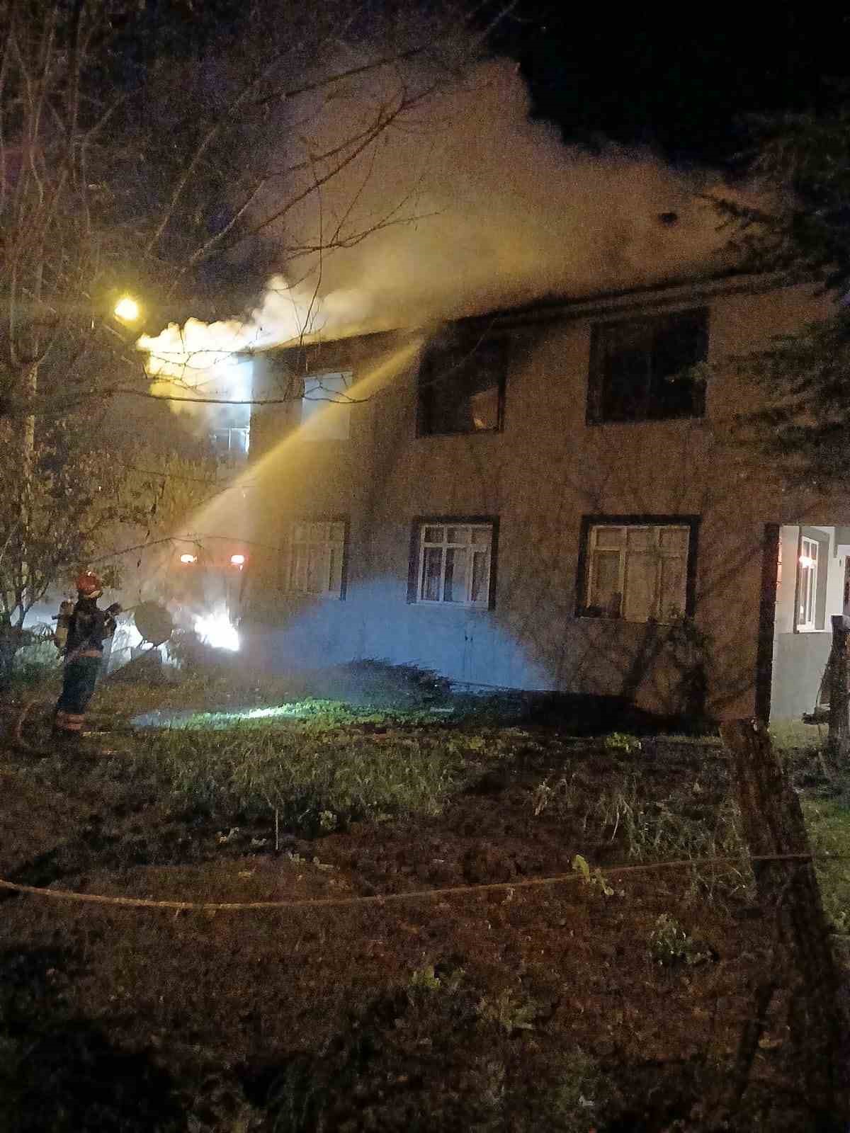 Sakarya’da iki katlı evde yangın çıktı
