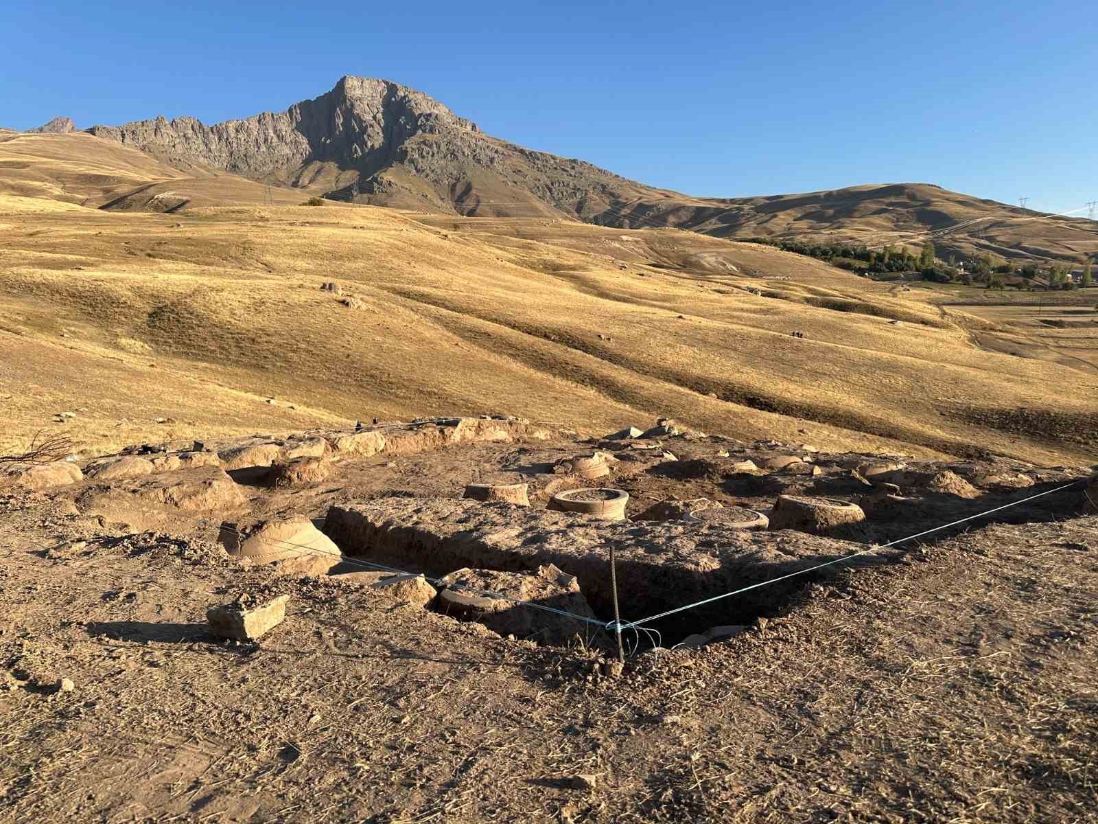 Kevenli Kalesi’nde Urartular’a ait 42 dev küp ilk kez gün yüzüne çıkarıldı
