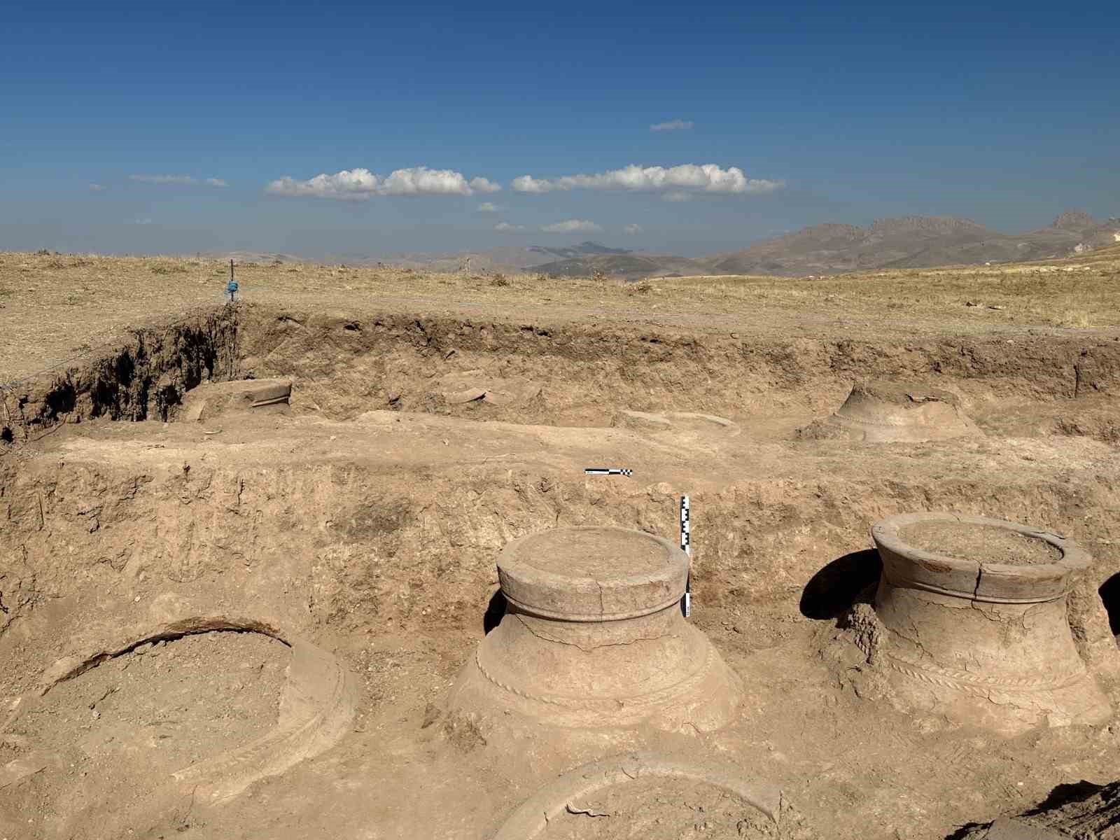 Kevenli Kalesi’nde Urartular’a ait 42 dev küp ilk kez gün yüzüne çıkarıldı
