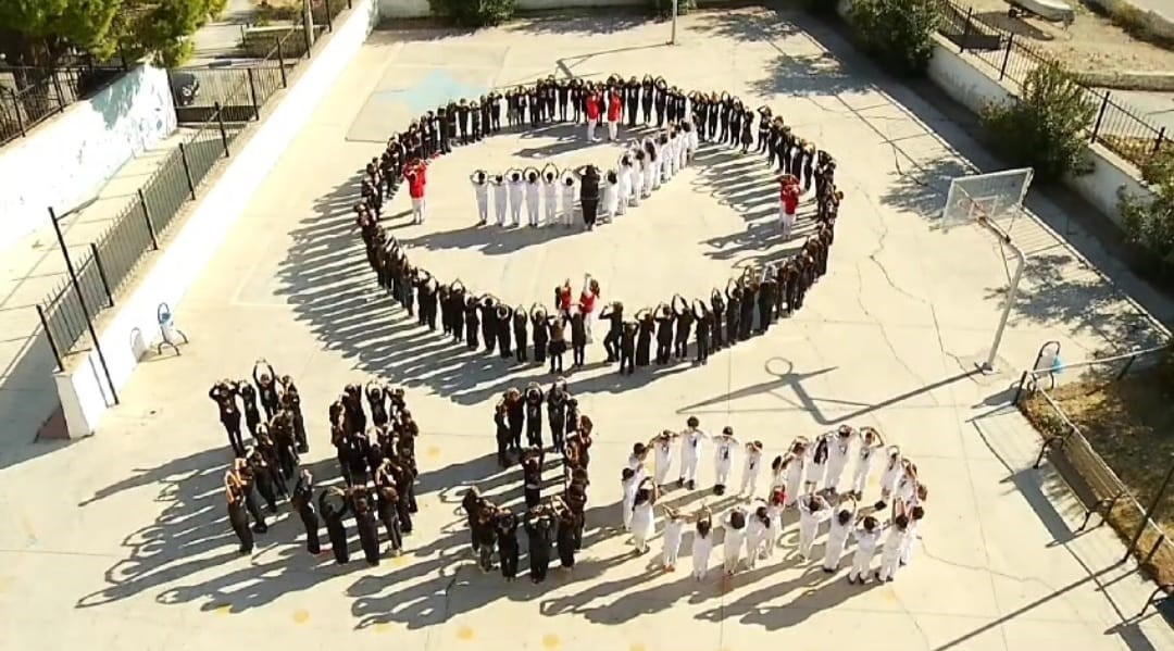 İzmir’de ilkokul öğrencilerinden ’09.05’ ve ’1938’ koreografisi
